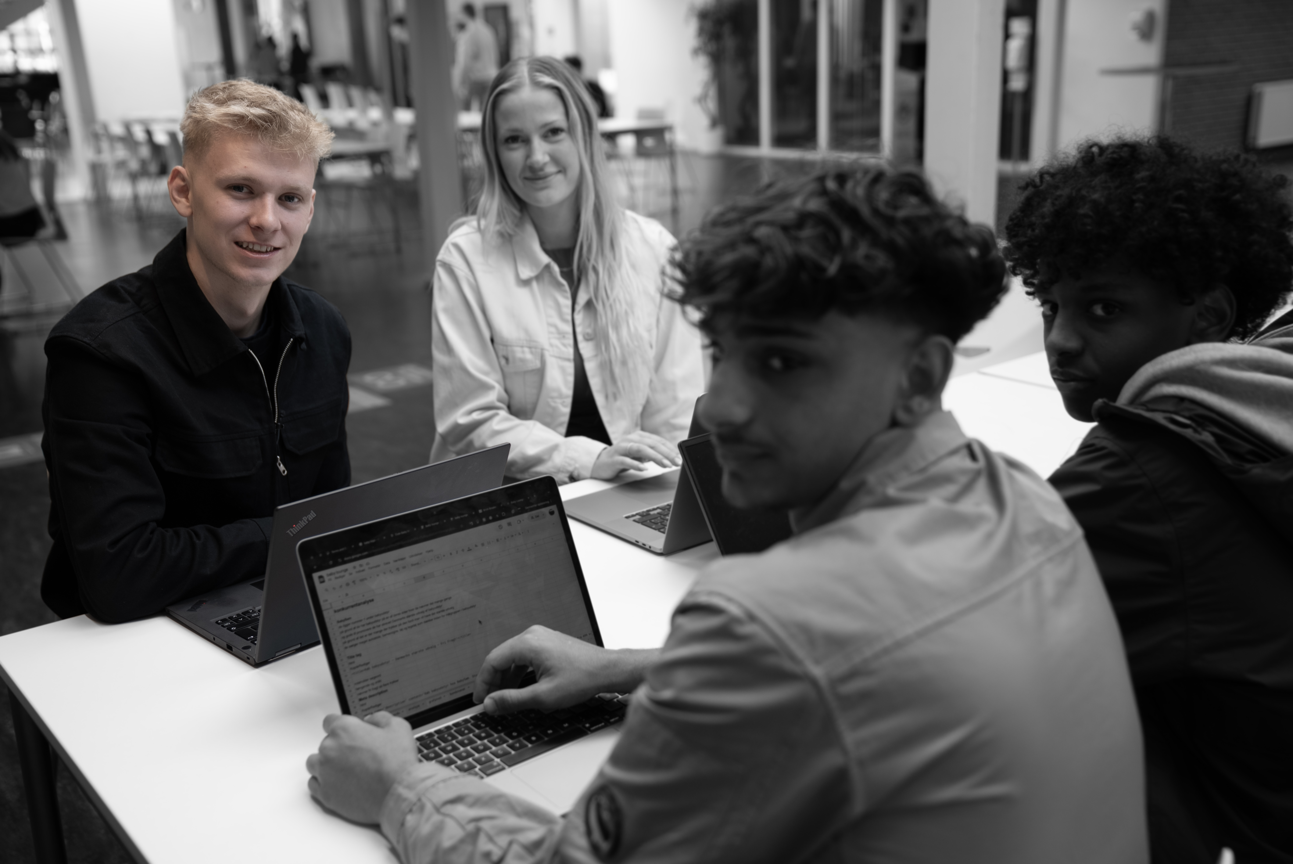 Handelselever løser opgave med computere