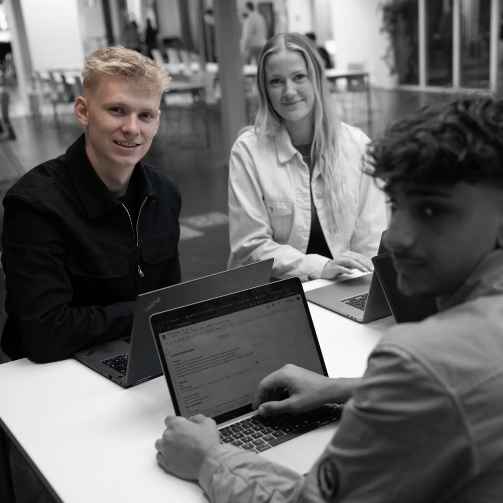 Handelselever løser opgave med computere