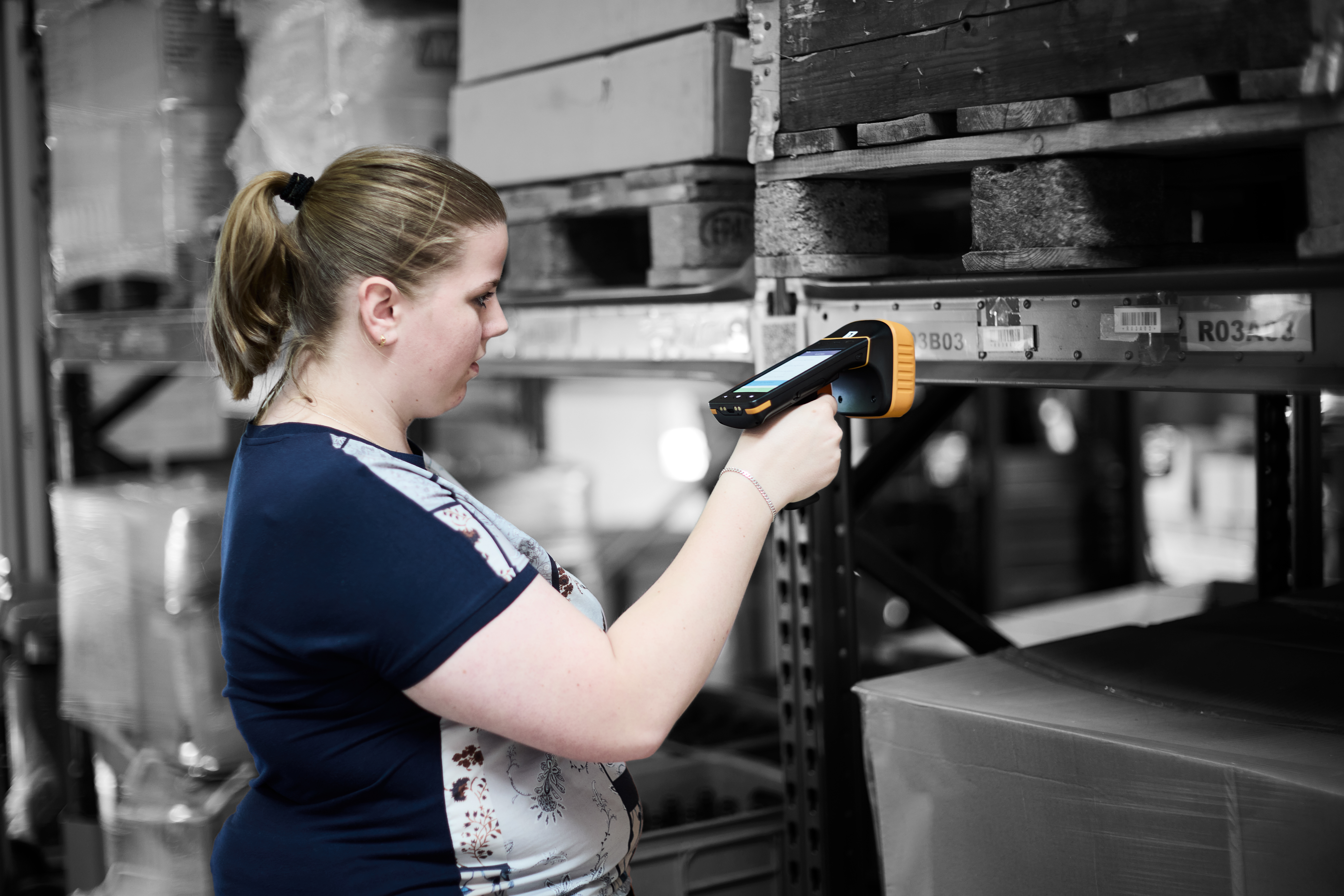 Lagerelev scanner varer på lager