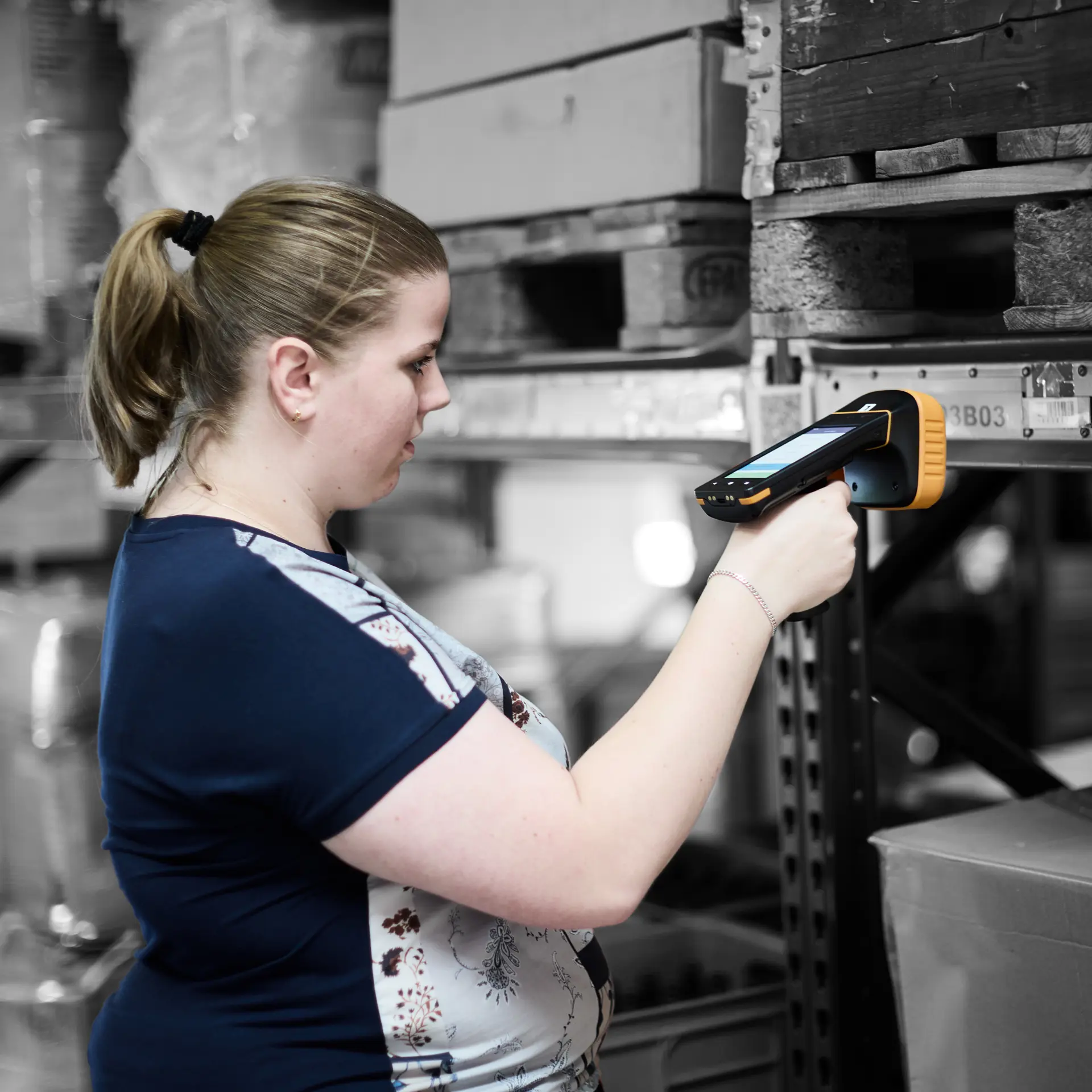 Lagerelev scanner varer på lager