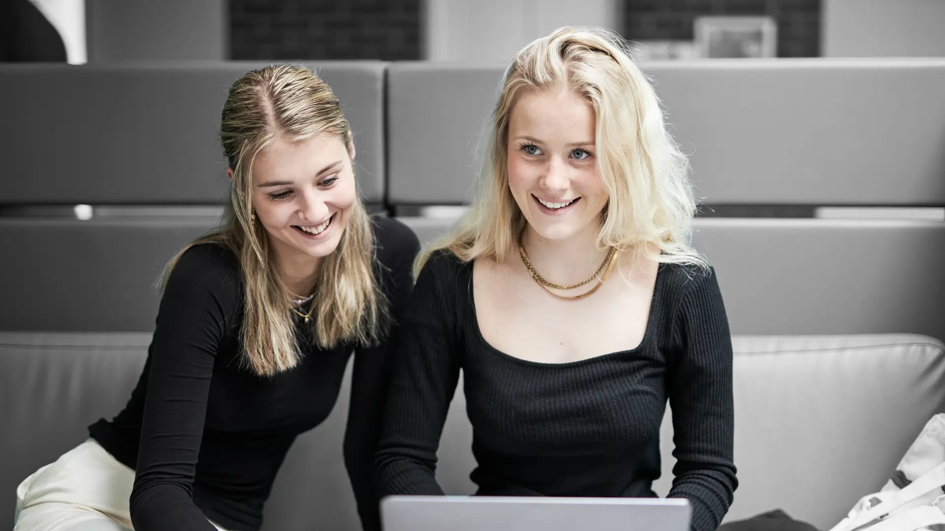 HHX-elever arbejder sammen i gruppe