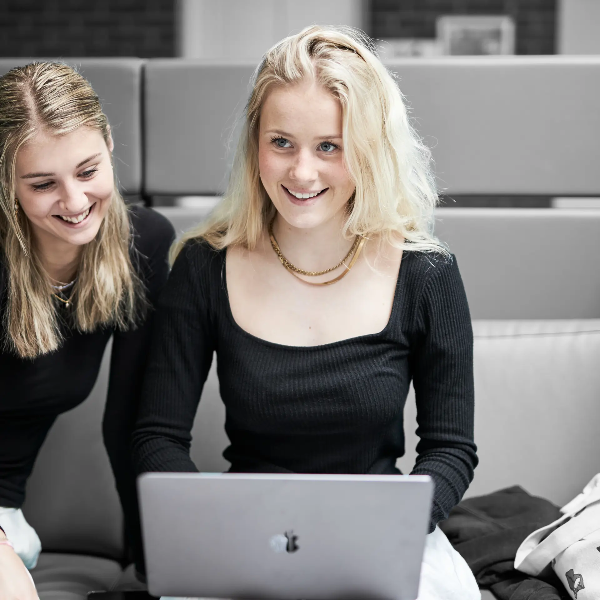 HHX-elever arbejder sammen i gruppe