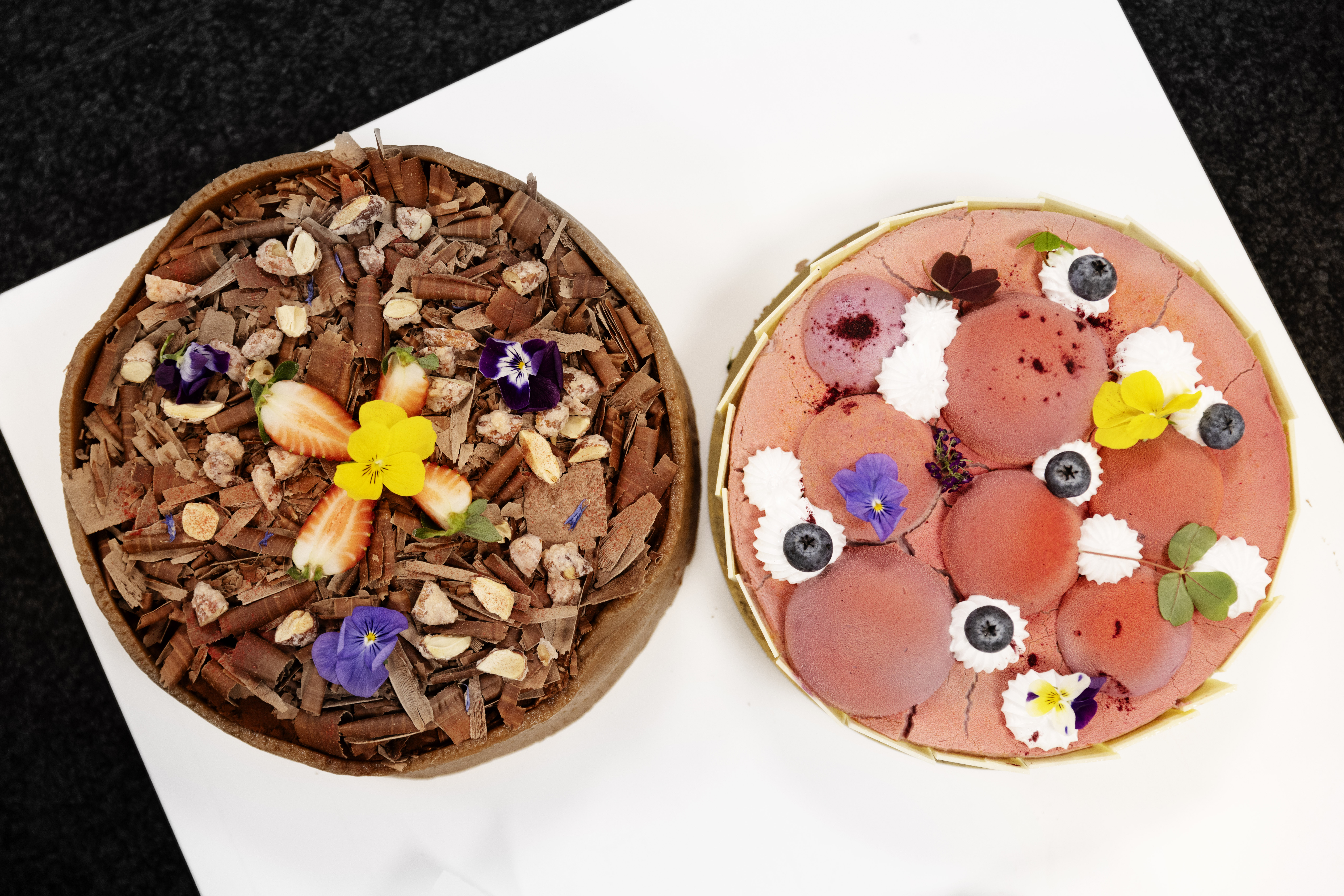 På konditoruddannelsen har eleverne bagt to forskellige kager med en masse pynt på