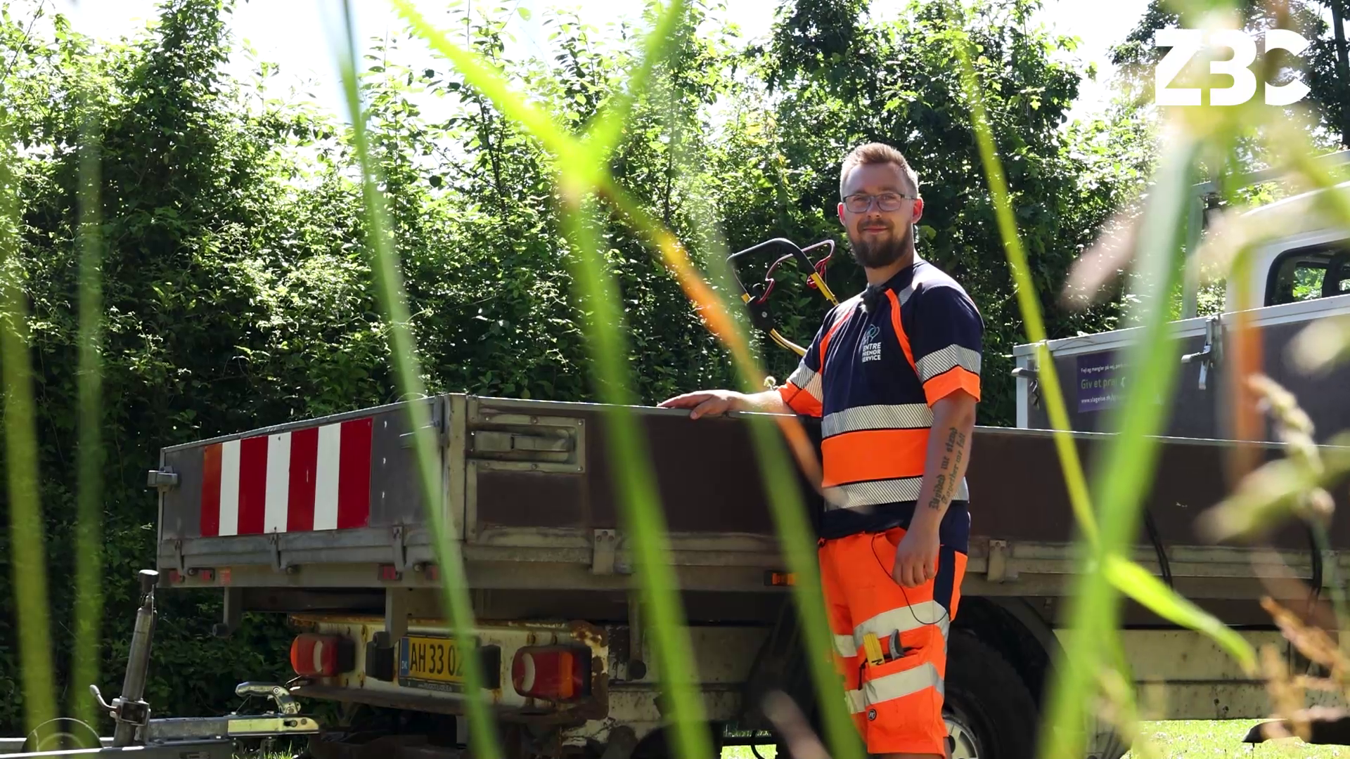 Anlægsgartner står ved arbedsbil