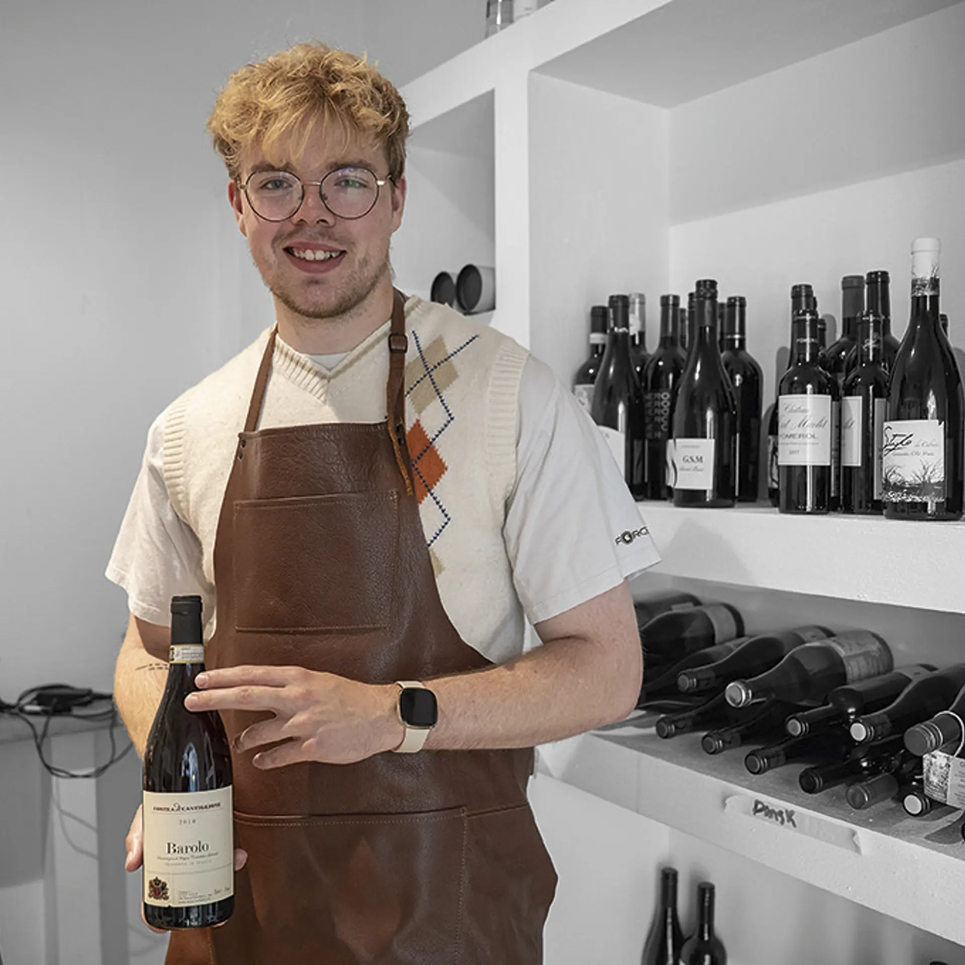 Elev fra tjeneruddannelsen arbejder med vin og menuvejledning