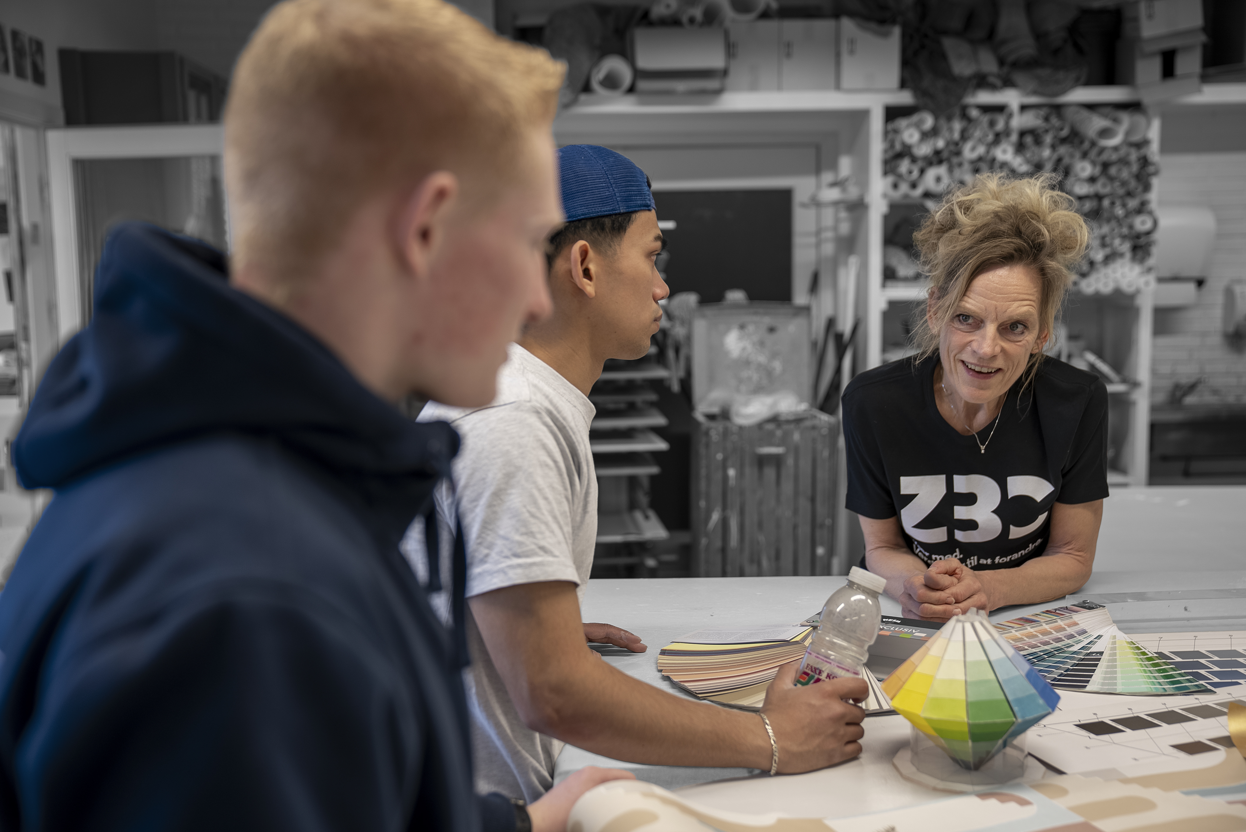 Underviser og elever på uddannelsen til bygningsmaler