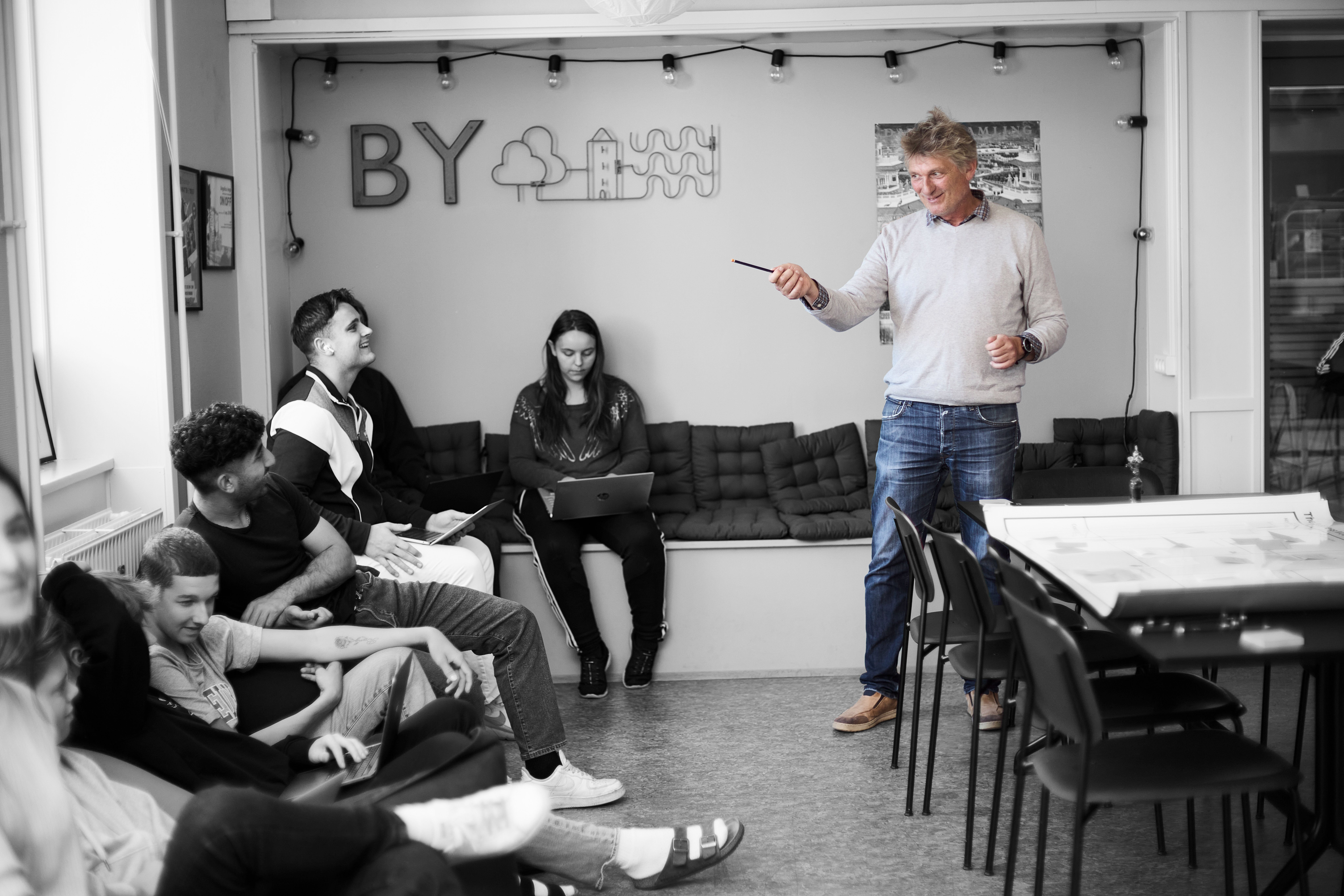 Business-elever bliver undervist