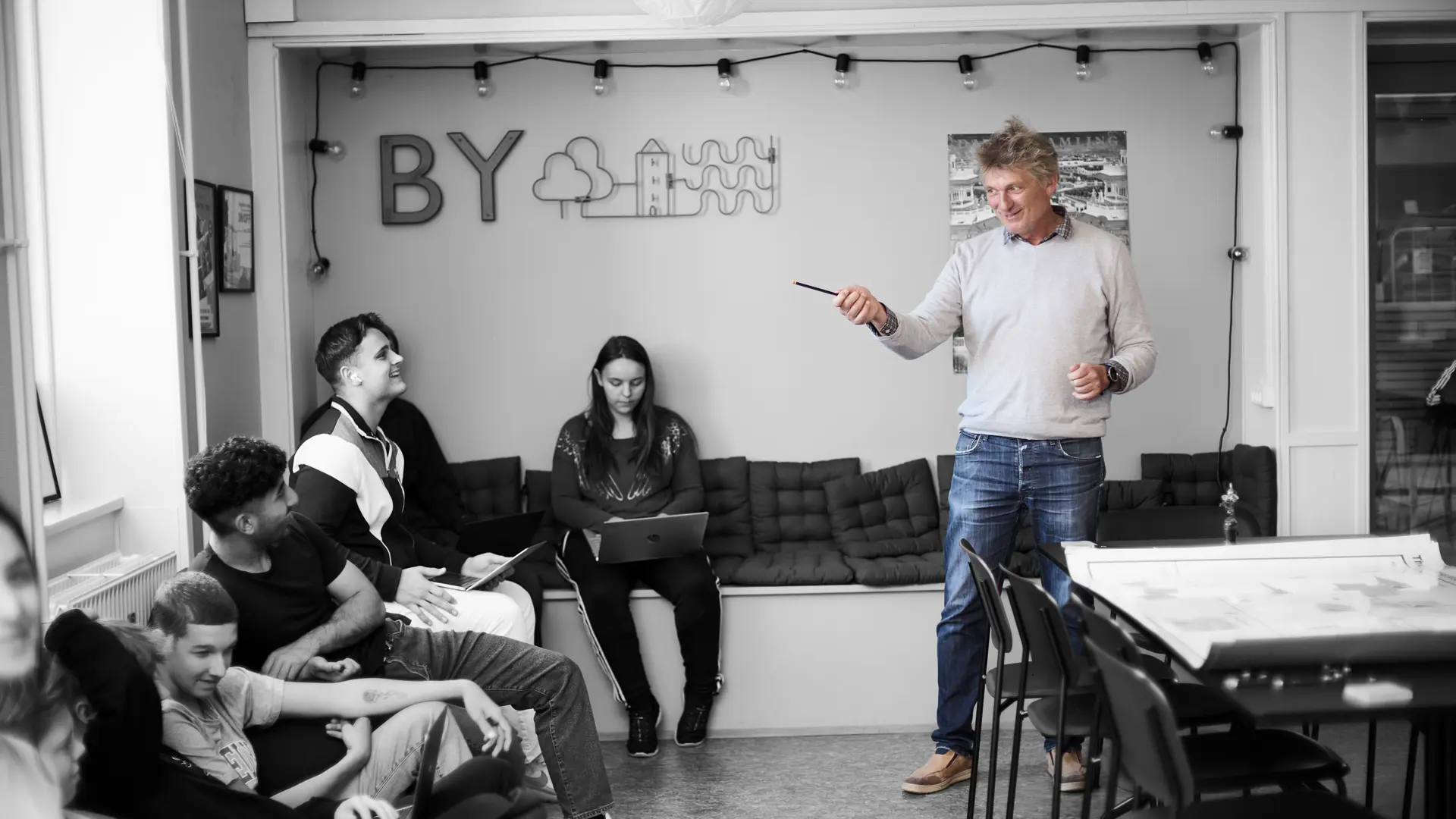 Business-elever bliver undervist