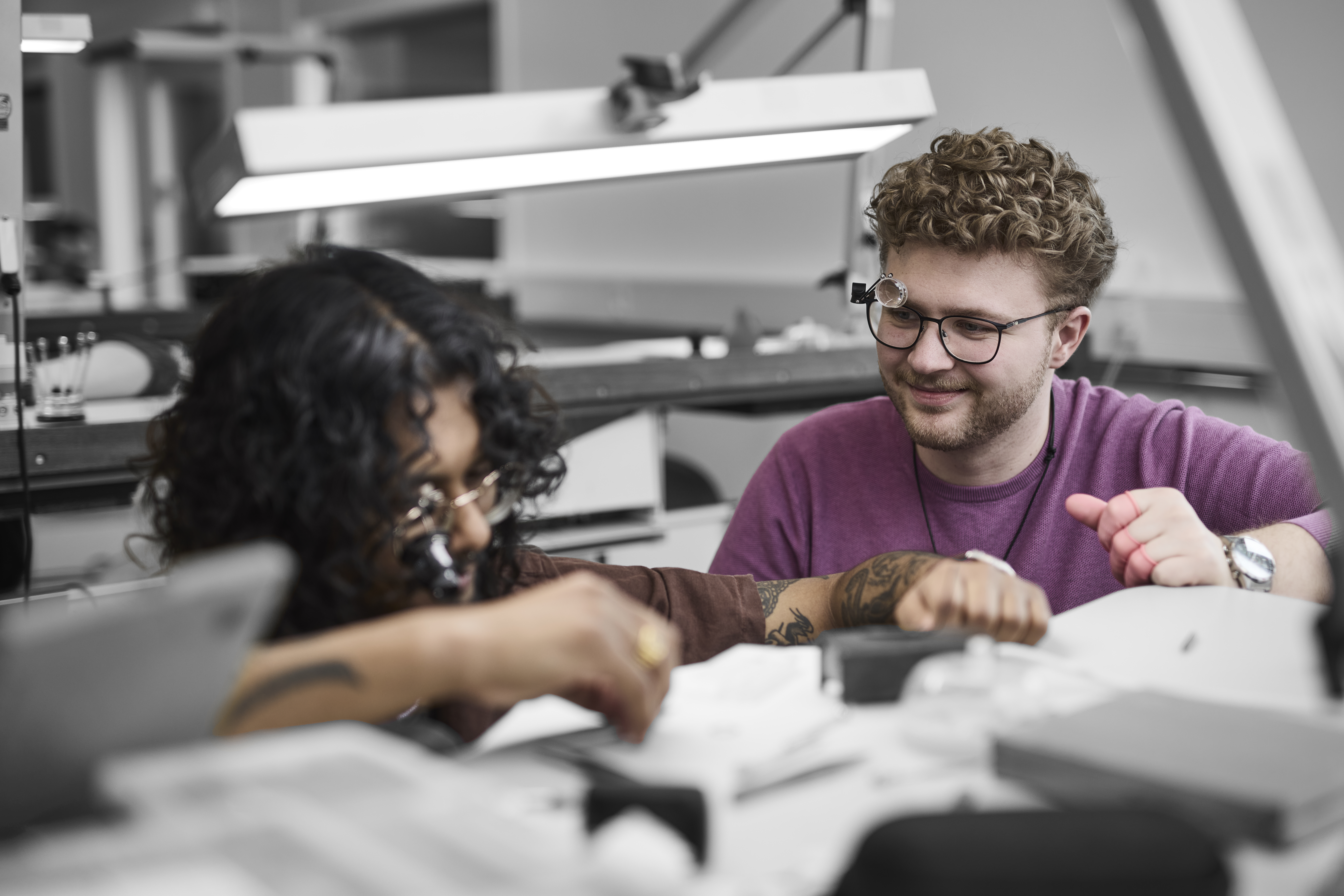 Urmager-elever ved arbejdsbord