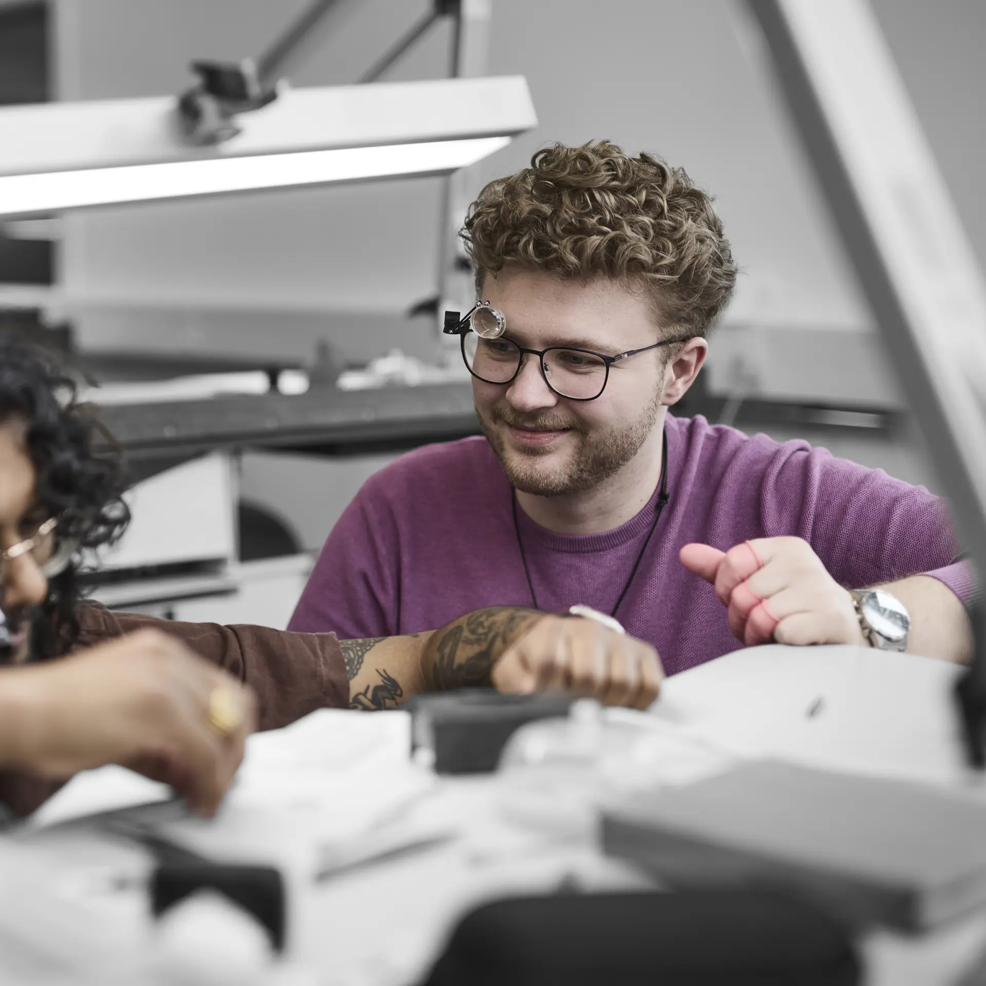 Urmager-elever ved arbejdsbord