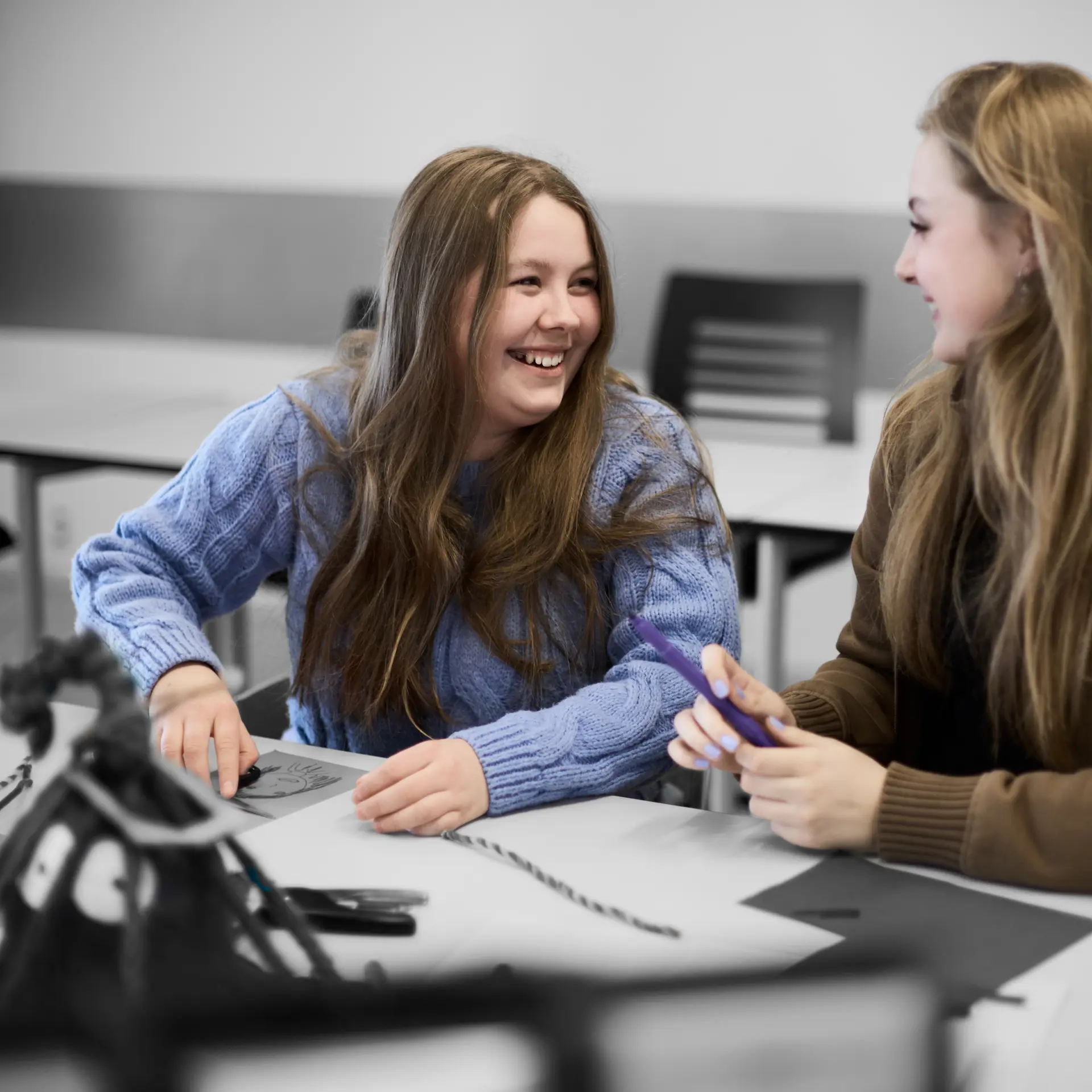 Pædagogiske assistenter arbejder kreativt ved bord