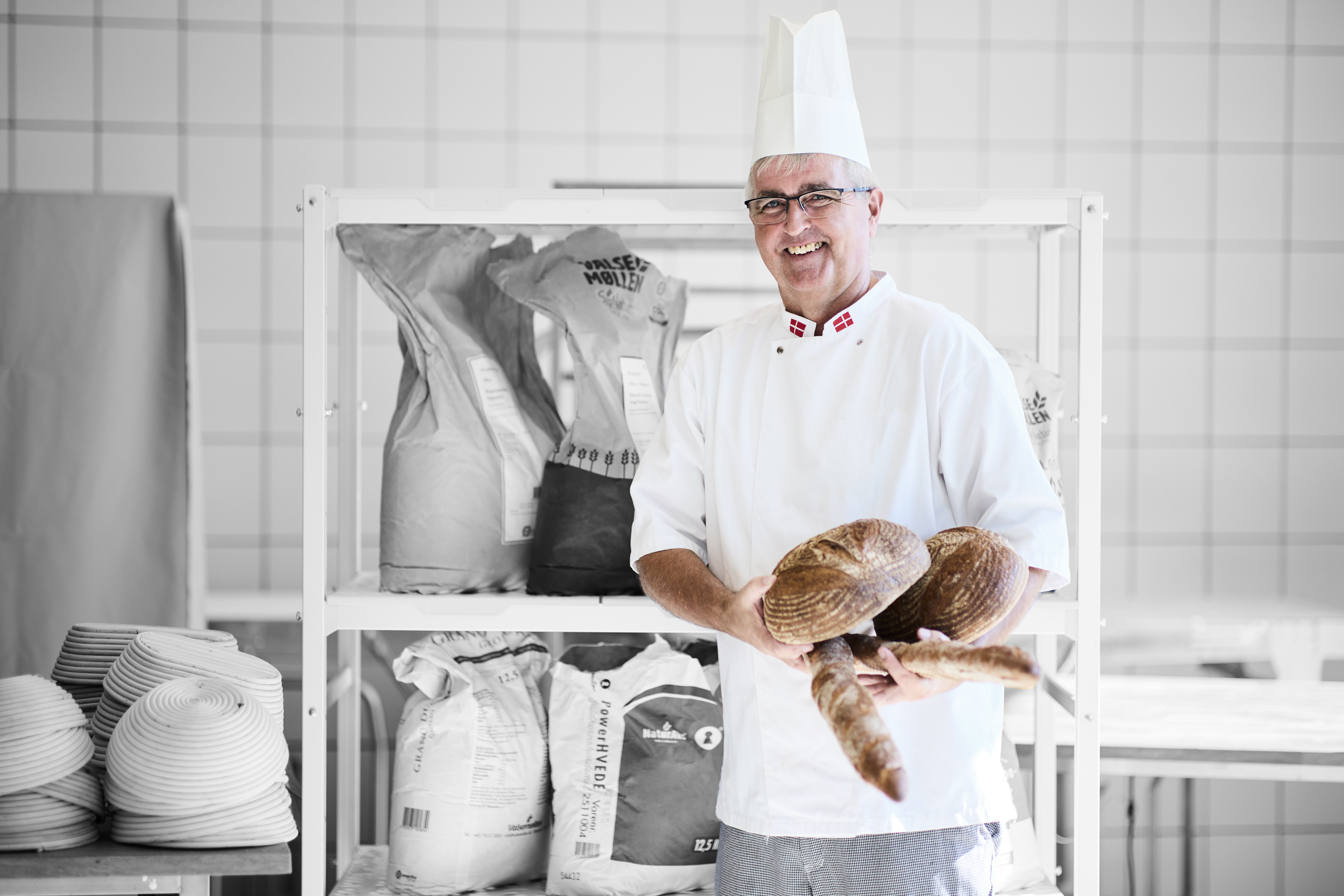 Faglærer på bageruddannelsen står med en masse brød