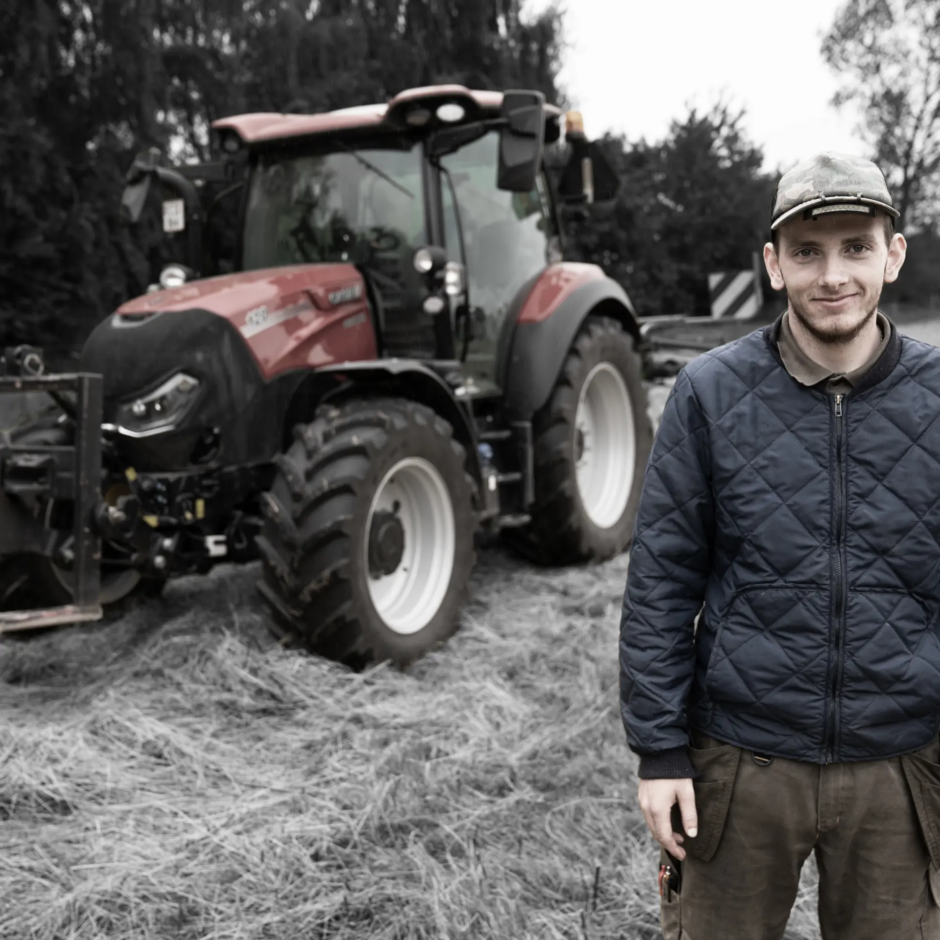 Elev på landmandsuddannelsen står ved traktor på mark