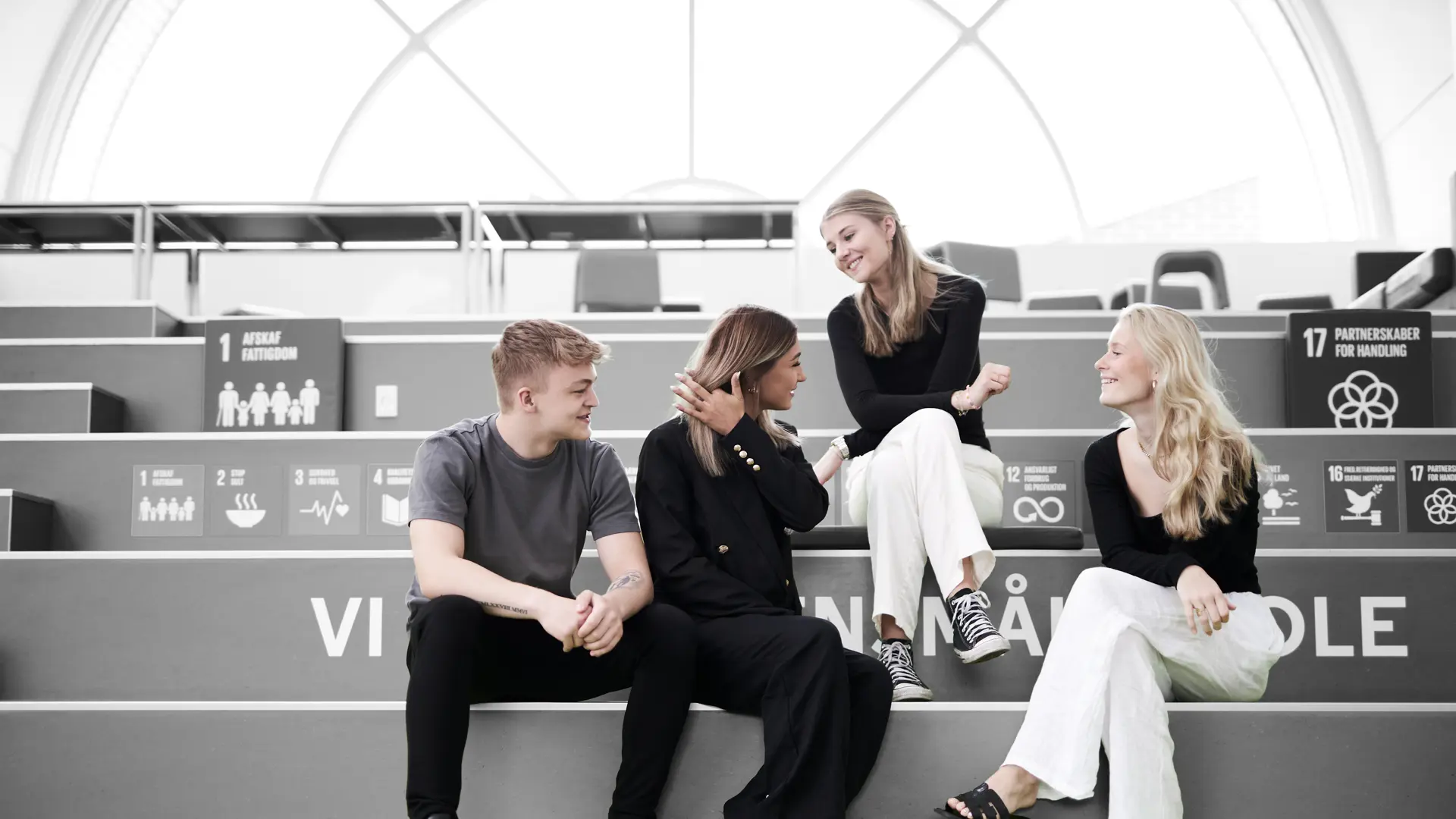 HHX-elever sidder sammen på trappe