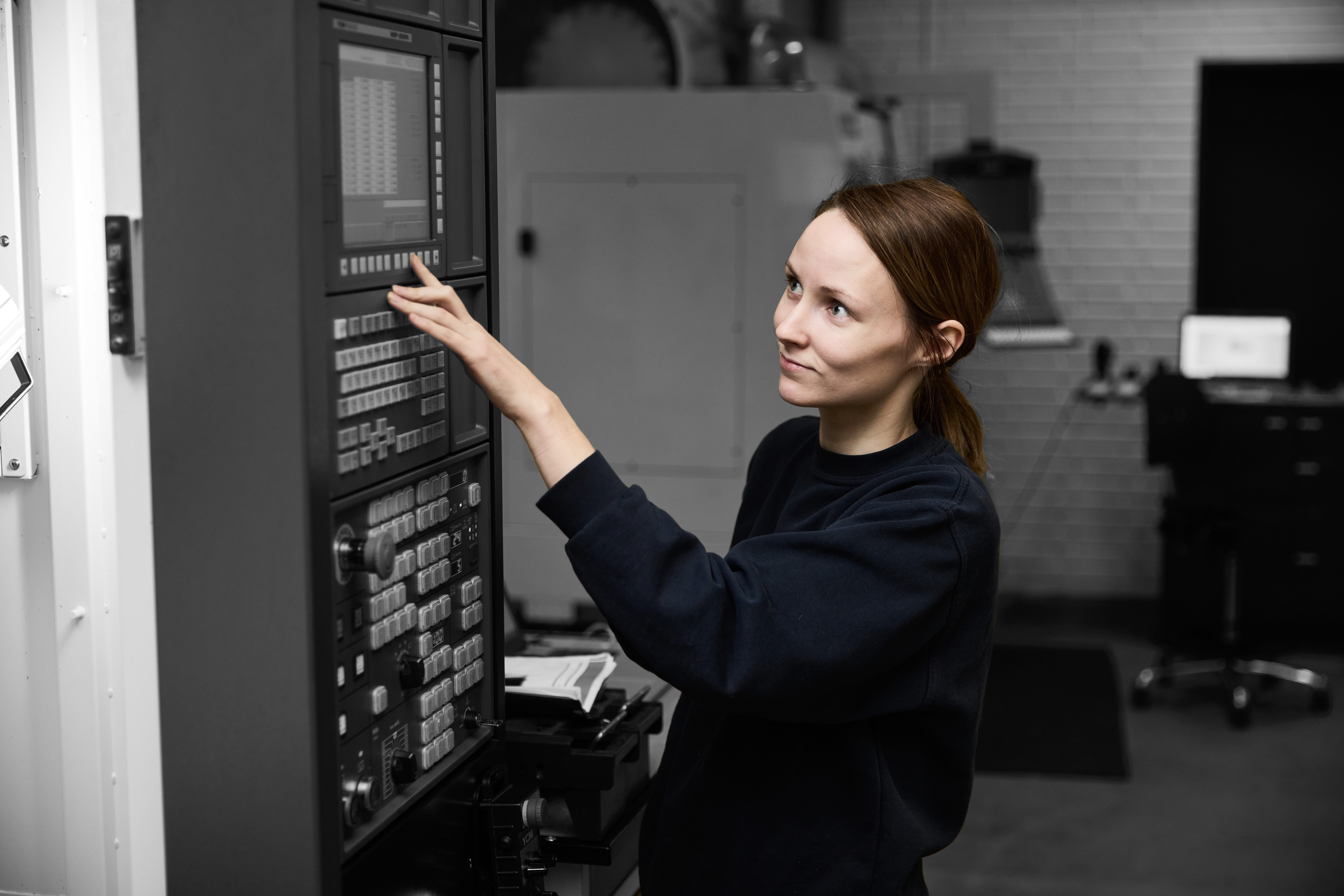 Industritekniker arbejder med CNC-fræser