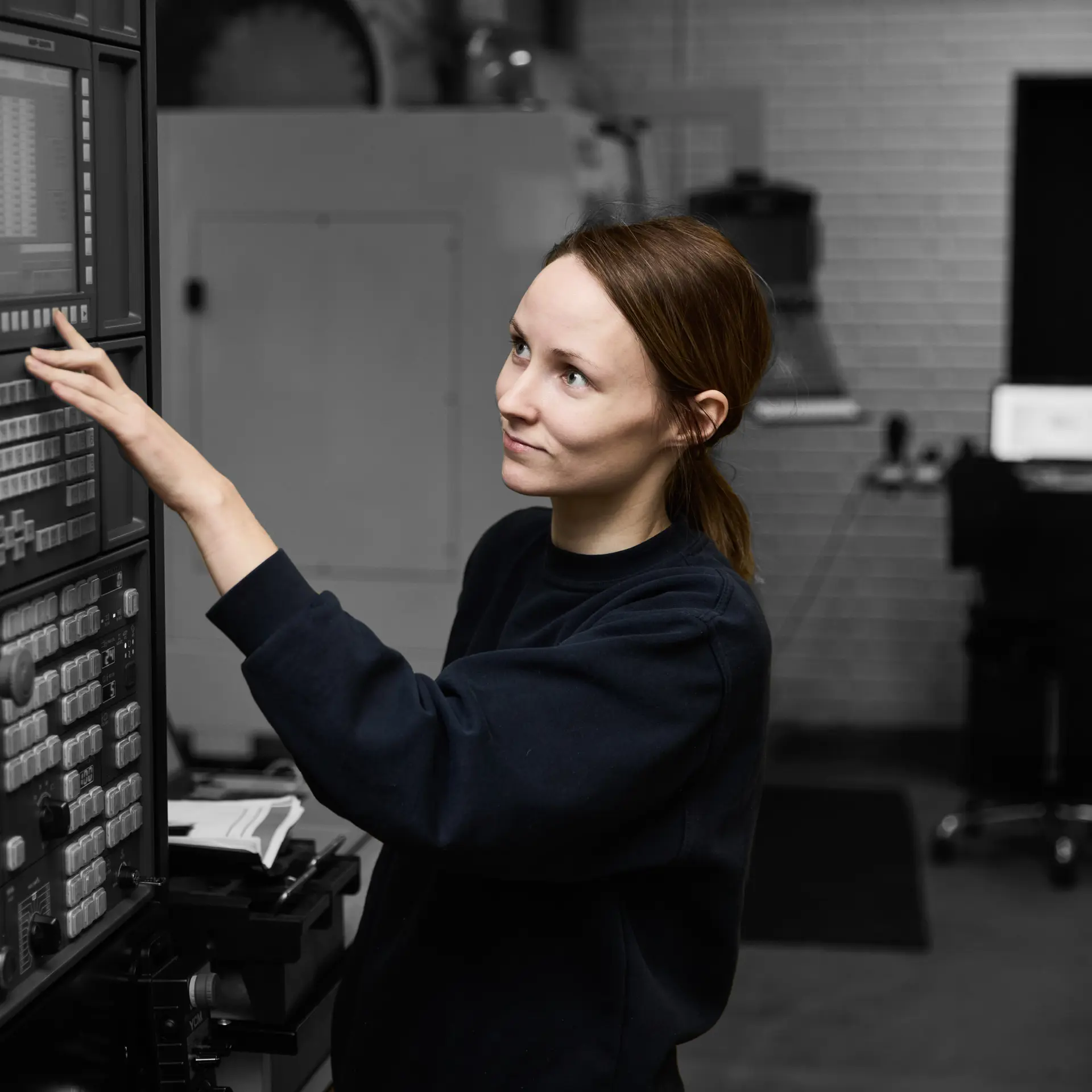 Industritekniker arbejder med CNC-fræser