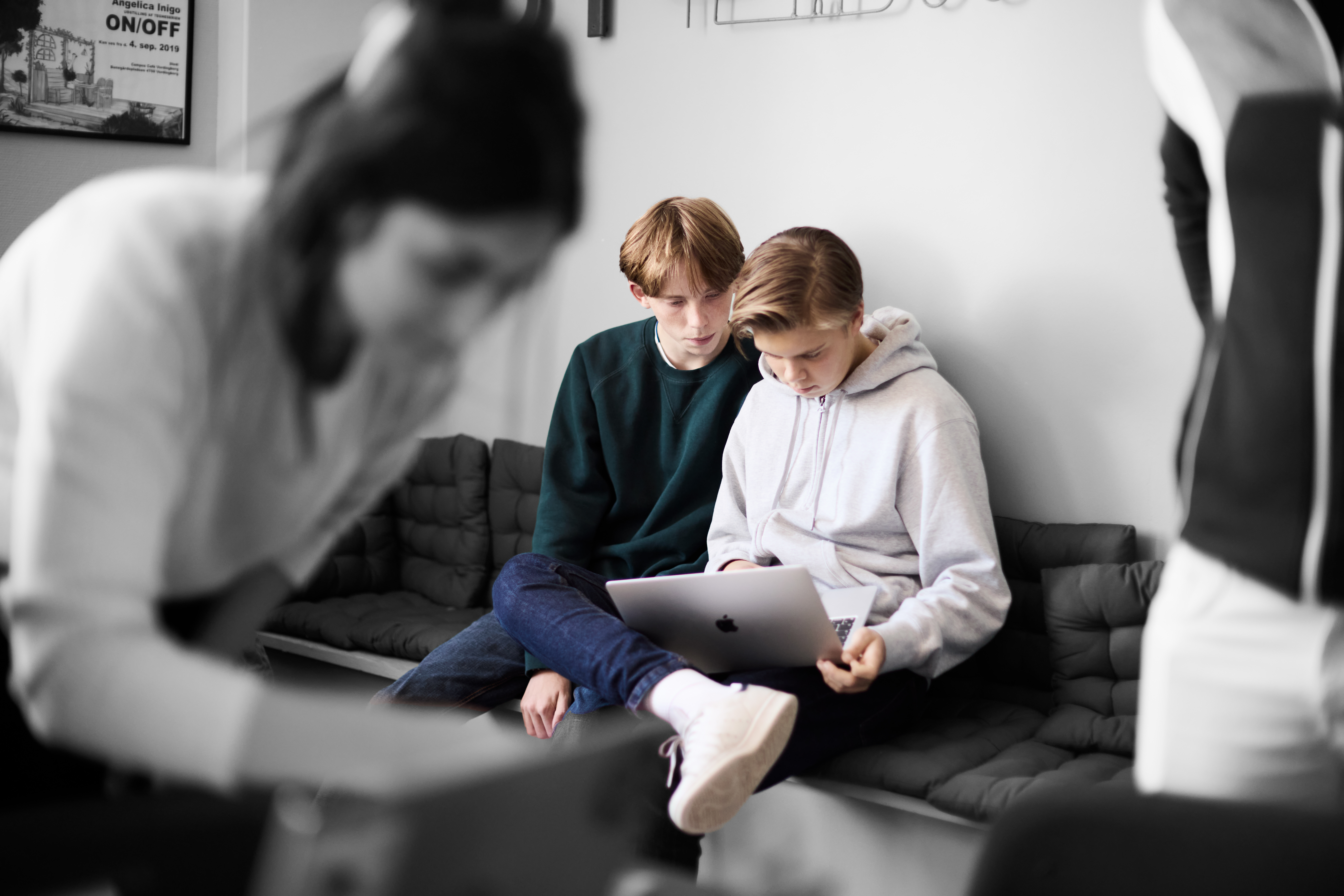 Business-elever laver gruppearbejde