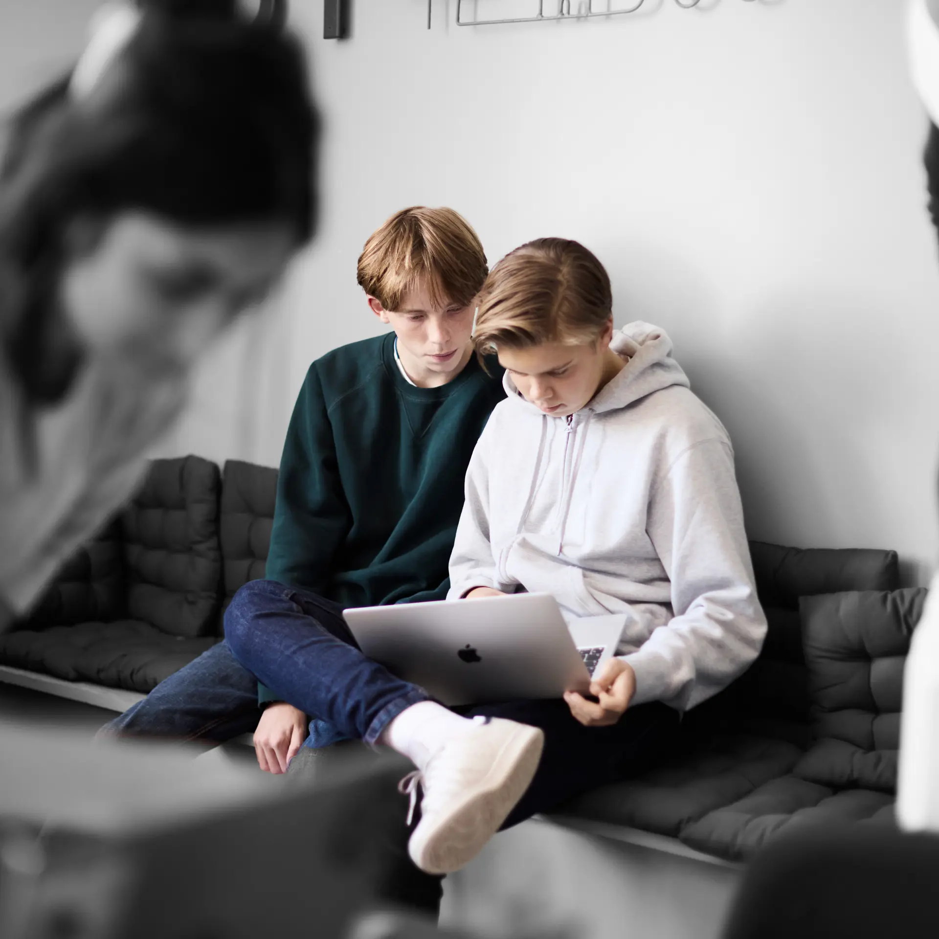 Business-elever laver gruppearbejde