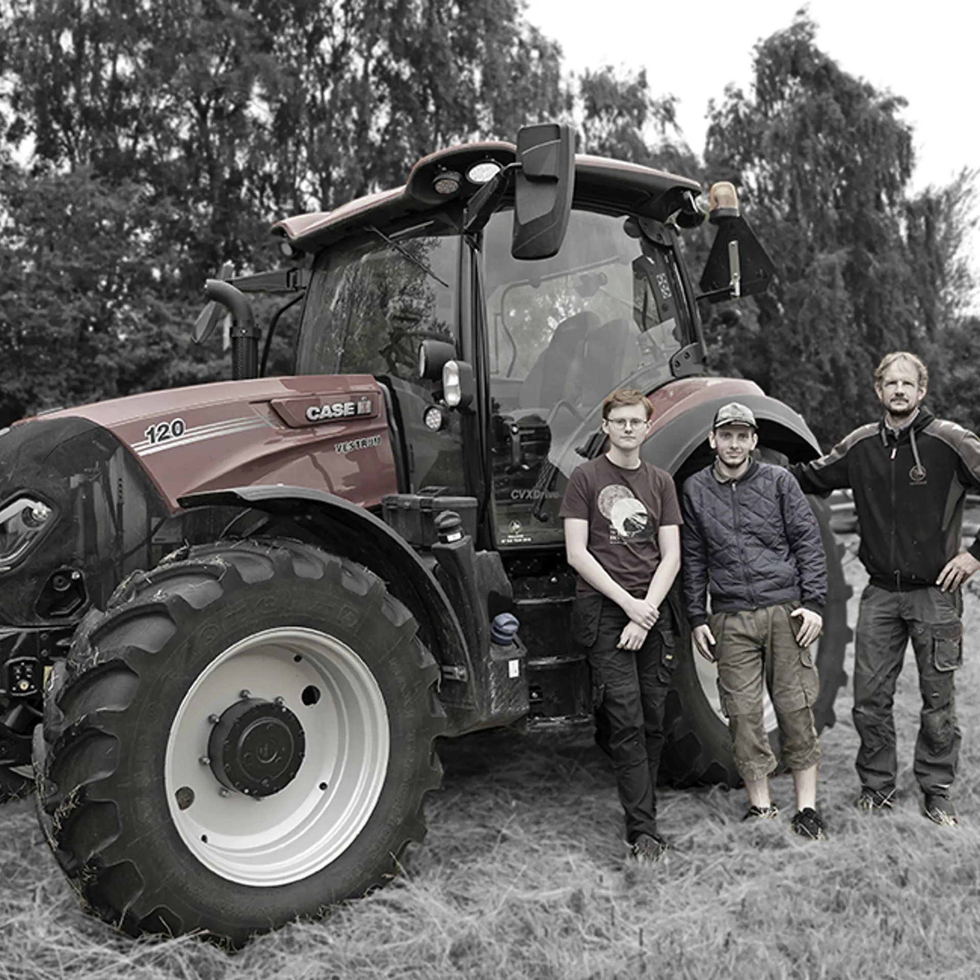 Elever og underviser fra uddannelsen til landmand står ved traktor