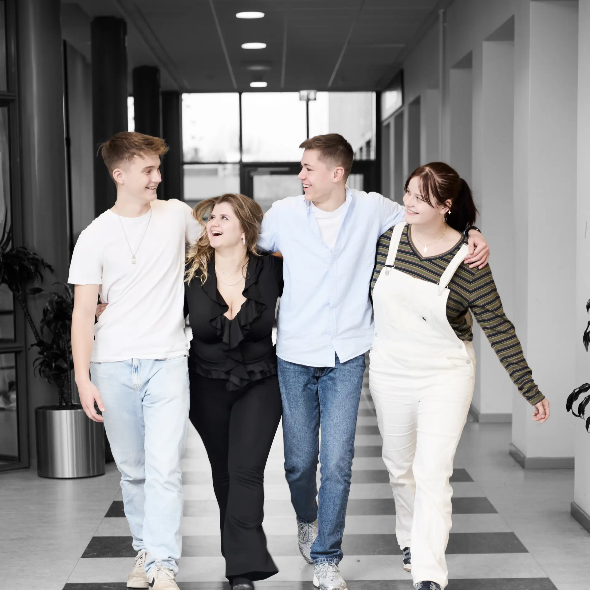 HTX-elever går ned ad gang og holder om hinanden