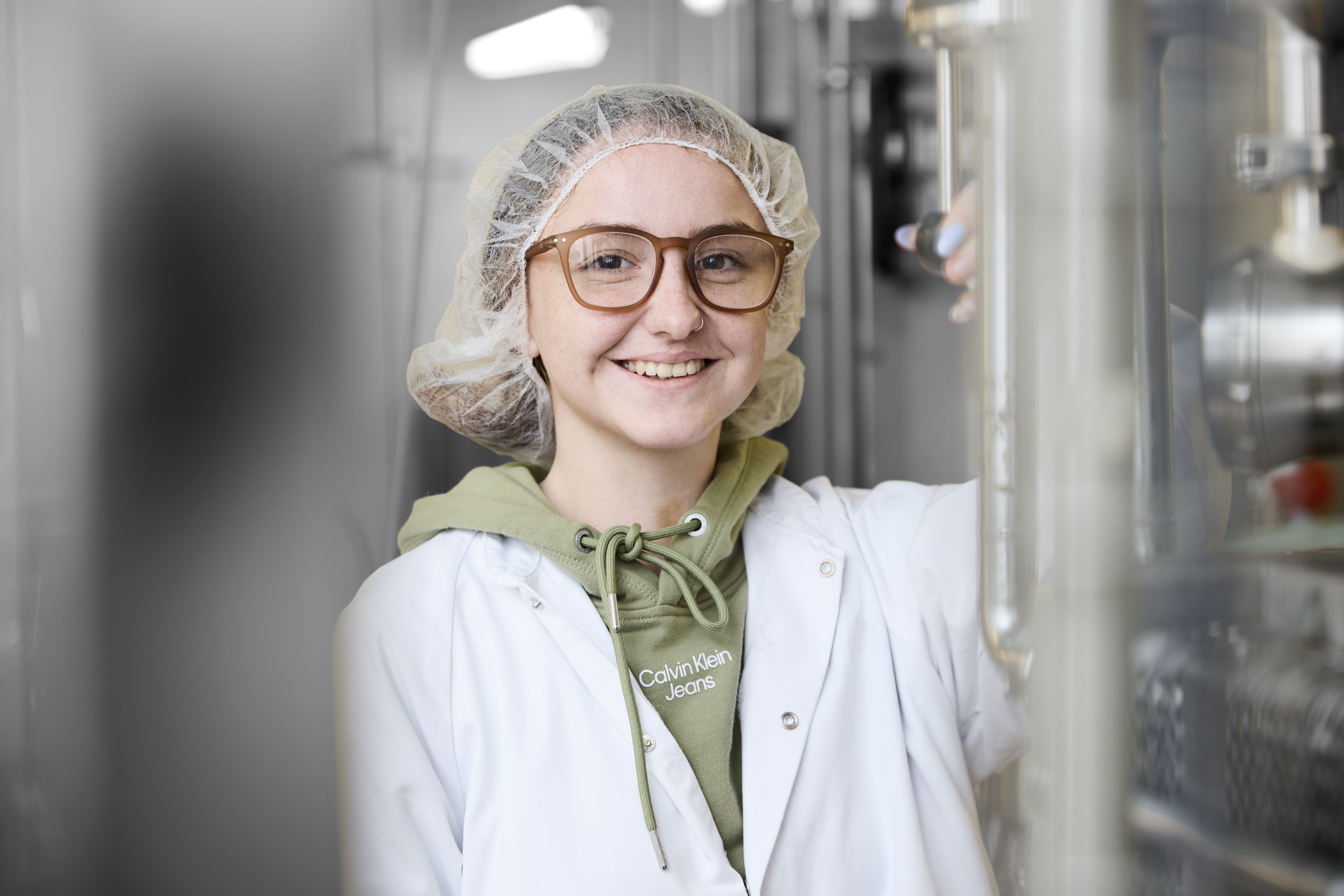 Procesoperatør står ved en maskine