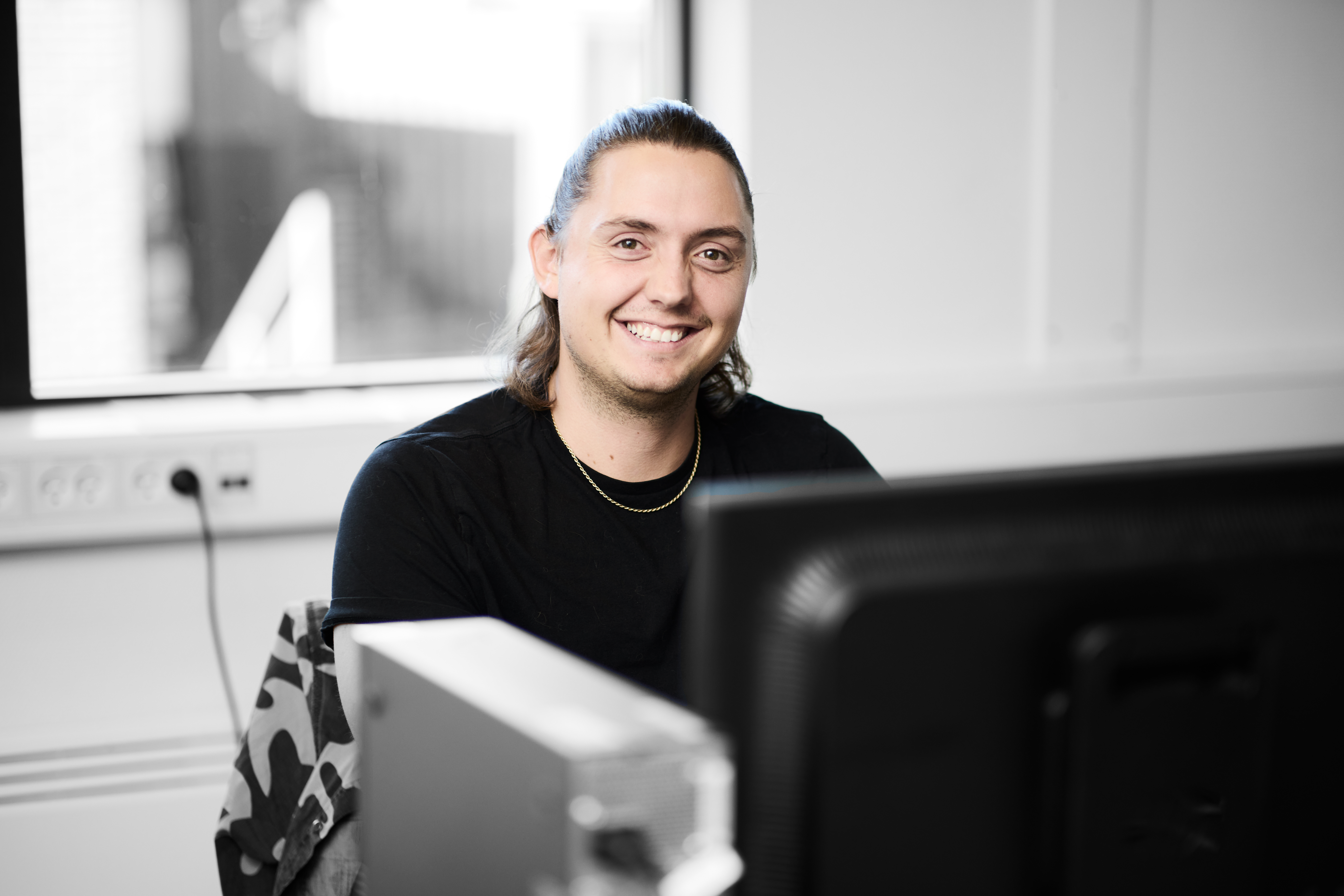 Datateknikker arbejder ved computeren 