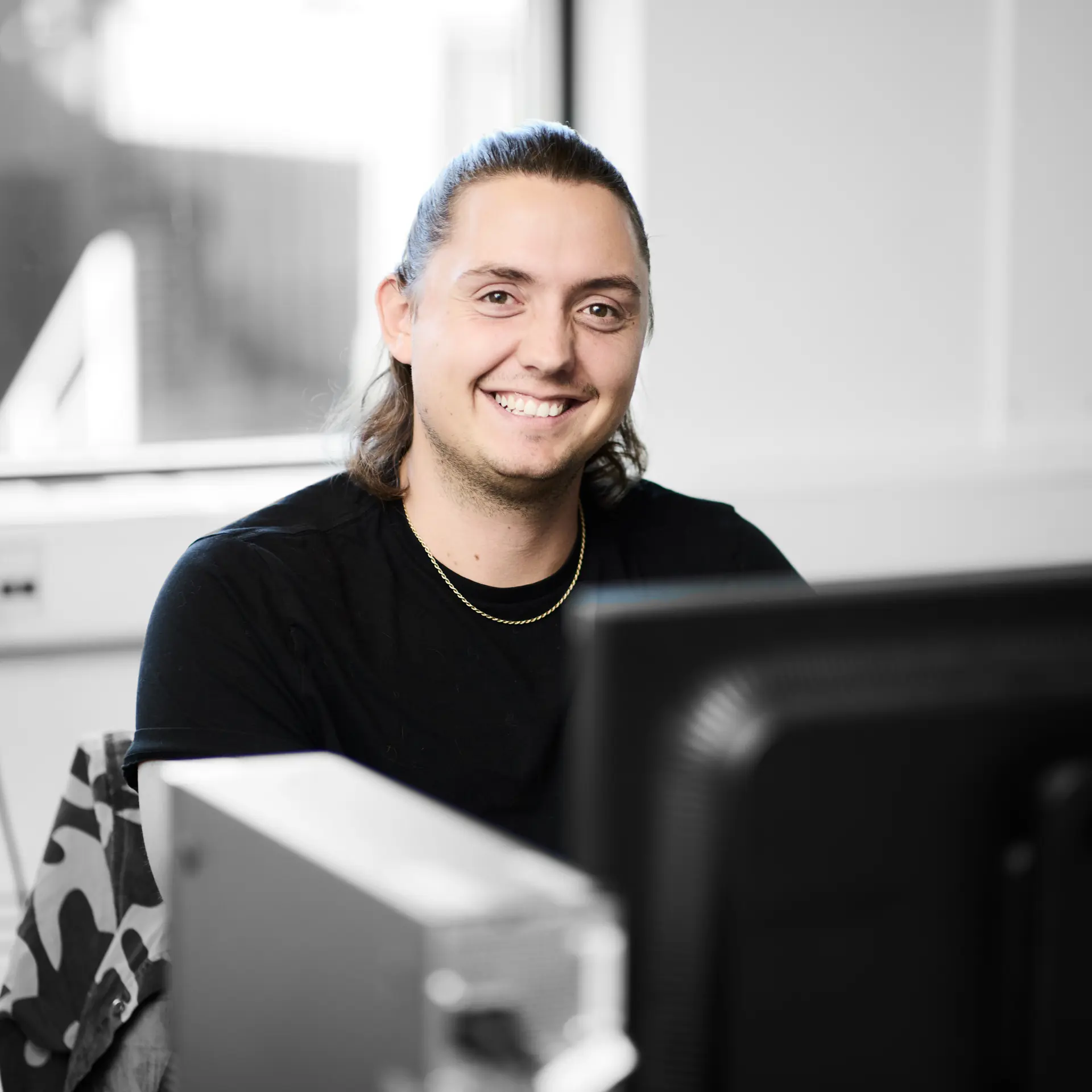 Datateknikker arbejder ved computeren