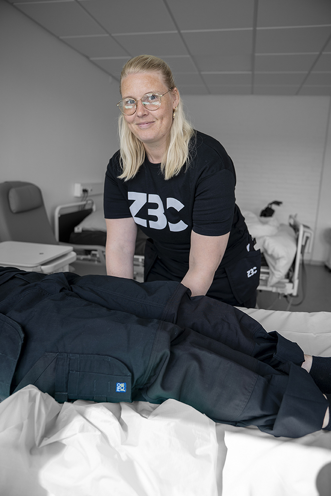 Elev fra uddannelsen til serviceassistent arbejder med løft af andre