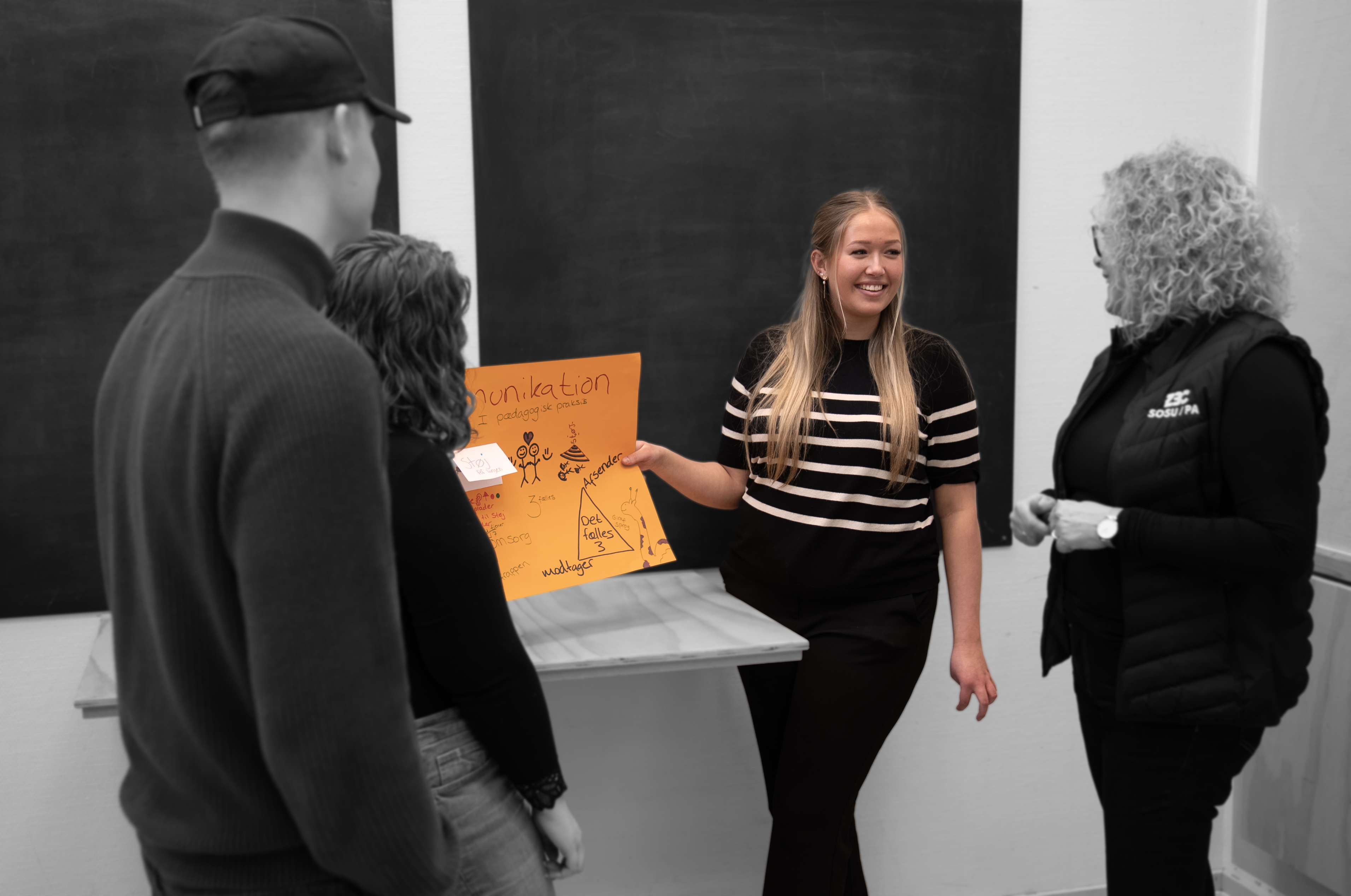 Elever på pædagogisk assistent præsenterer for underviser og smiler