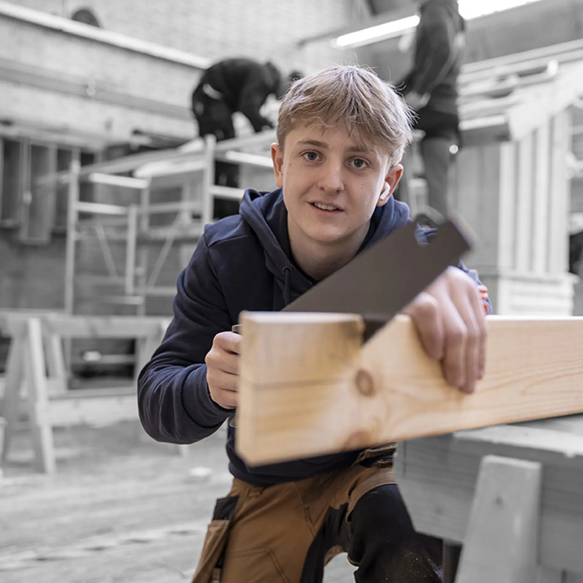 Arbejde Med Træ Og Tagkonstruktion På Tømreruddannelsen
