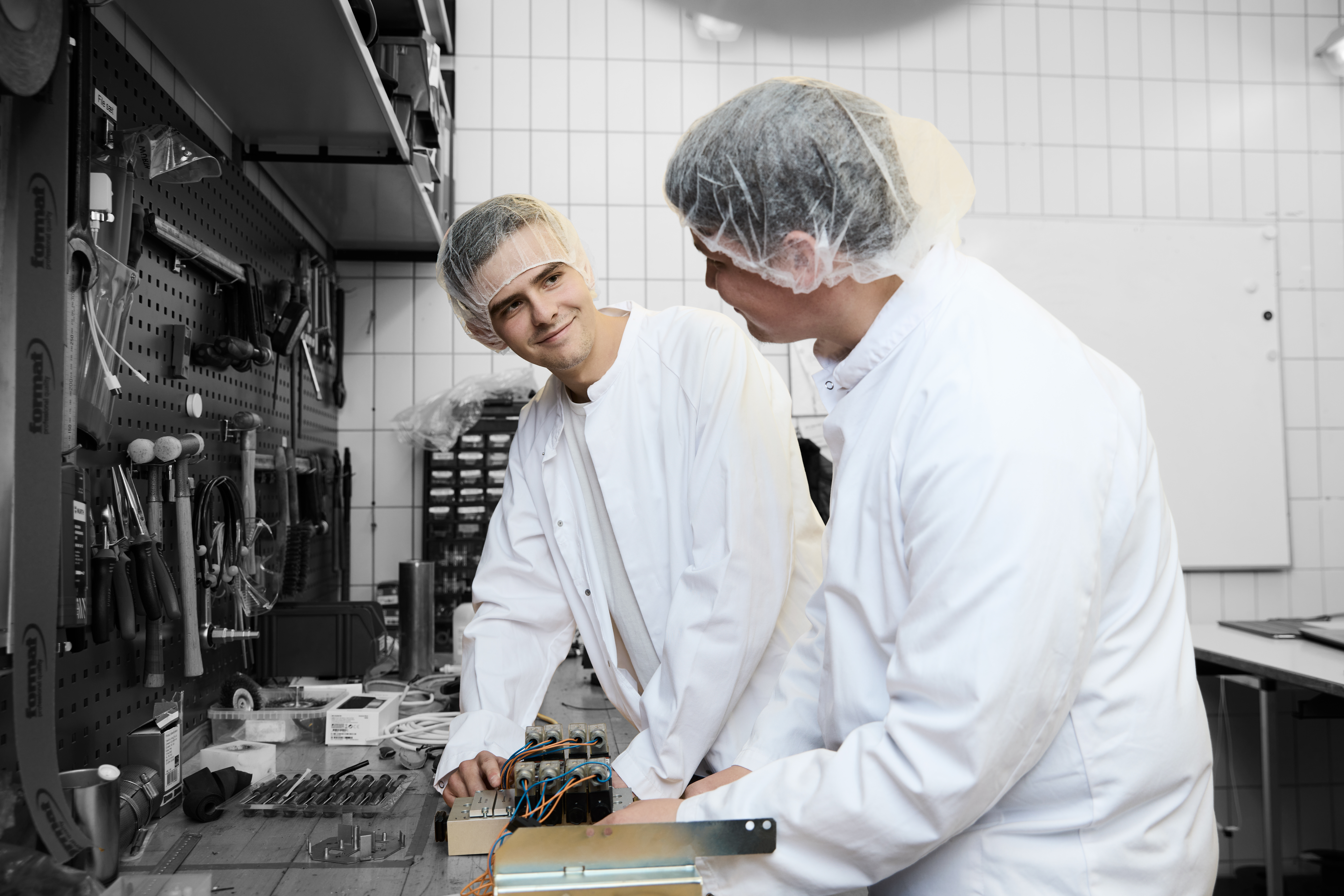 Procesoperatører arbejder et bord