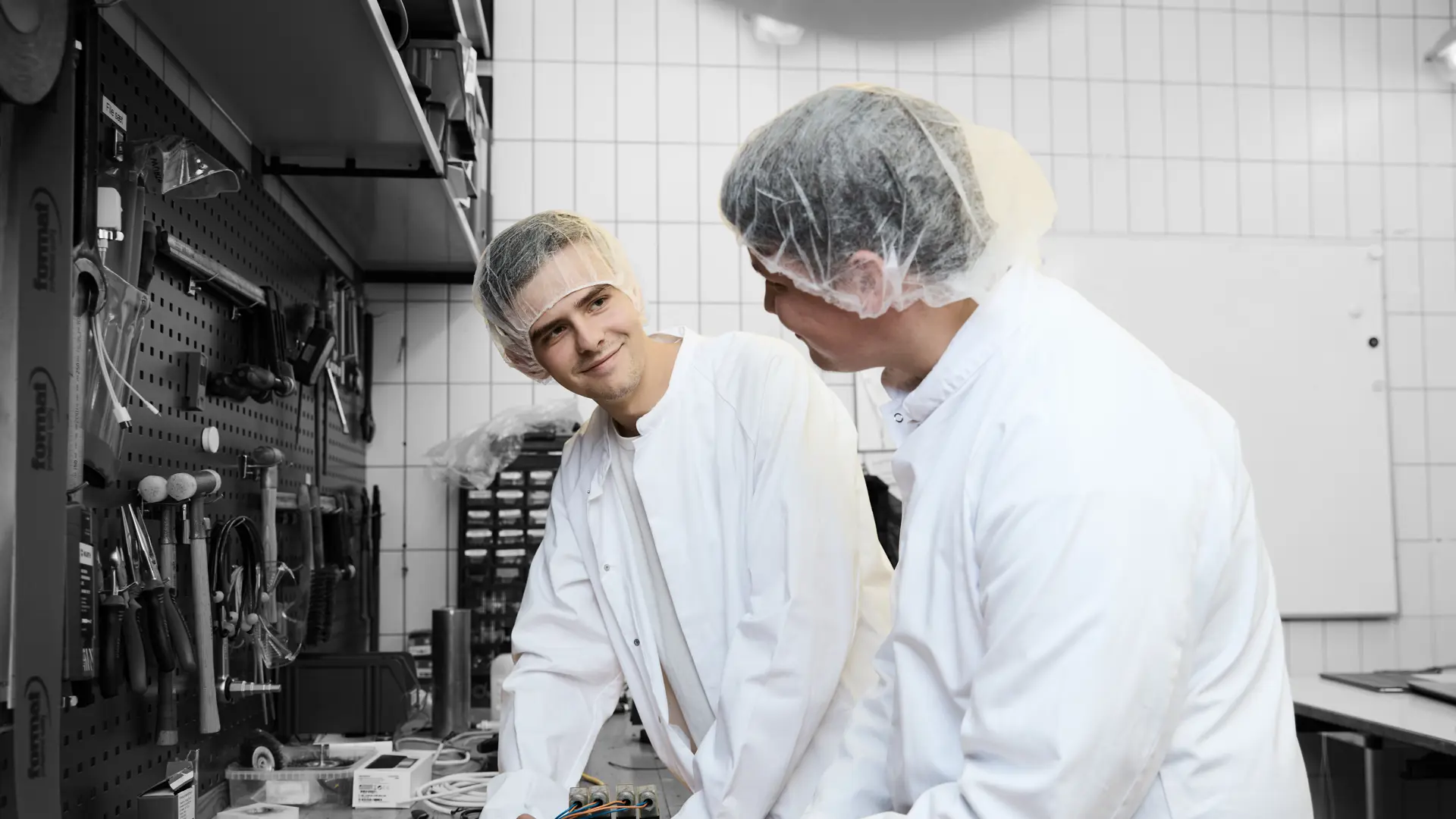 Procesoperatører arbejder et bord