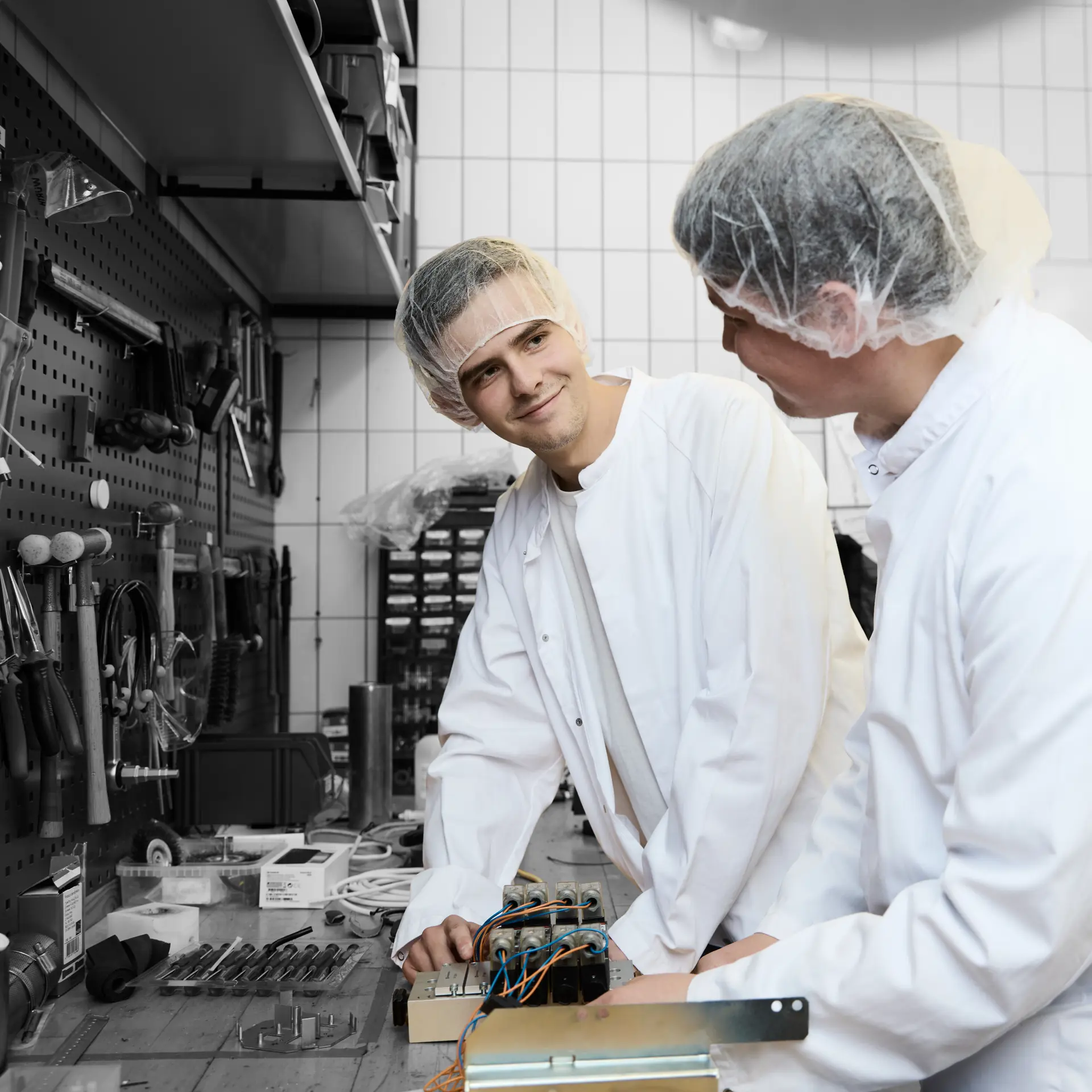 Procesoperatører arbejder et bord