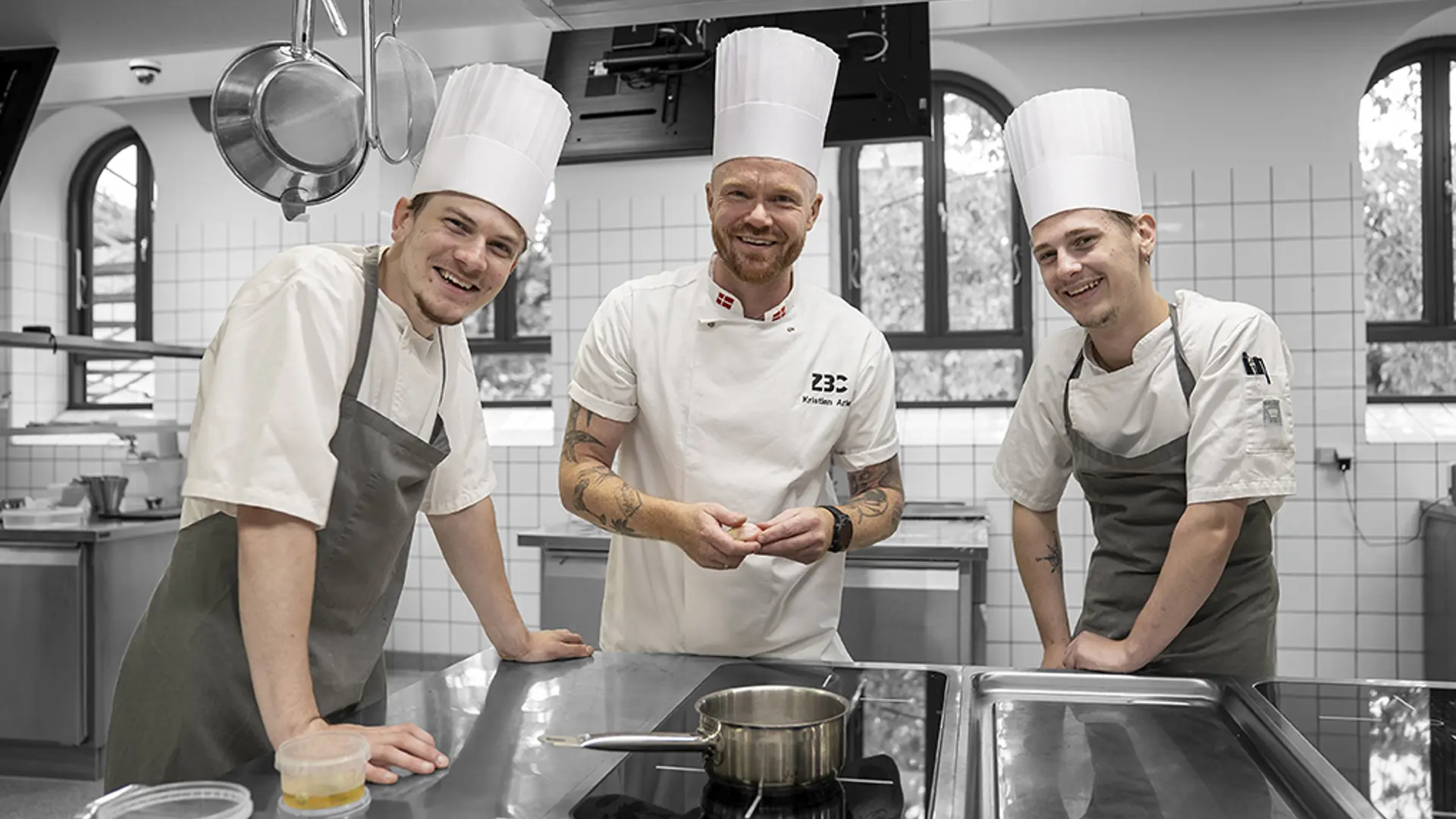 Elever på på uddannelsen til Gastronom står i køkkenet