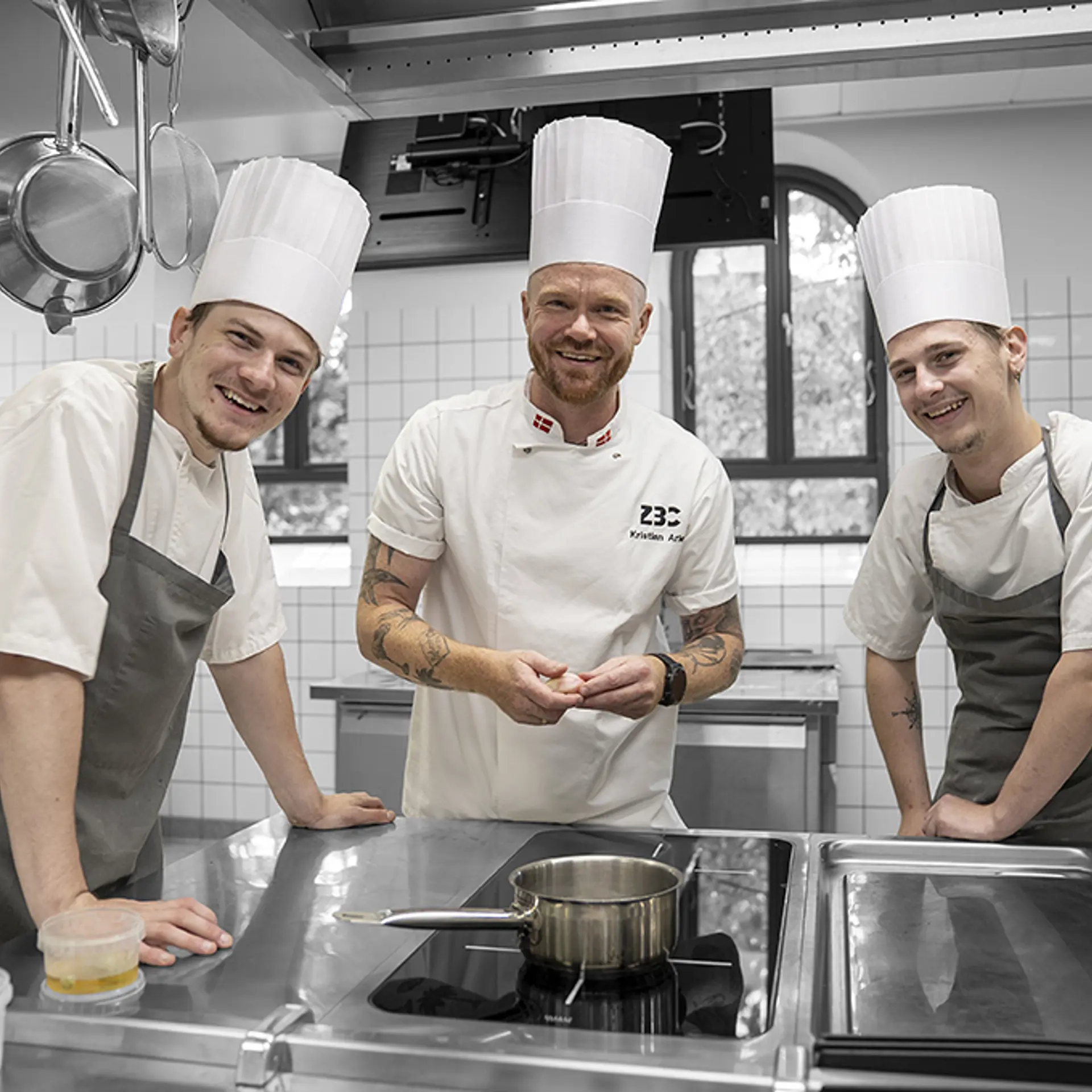 Elever på på uddannelsen til Gastronom står i køkkenet