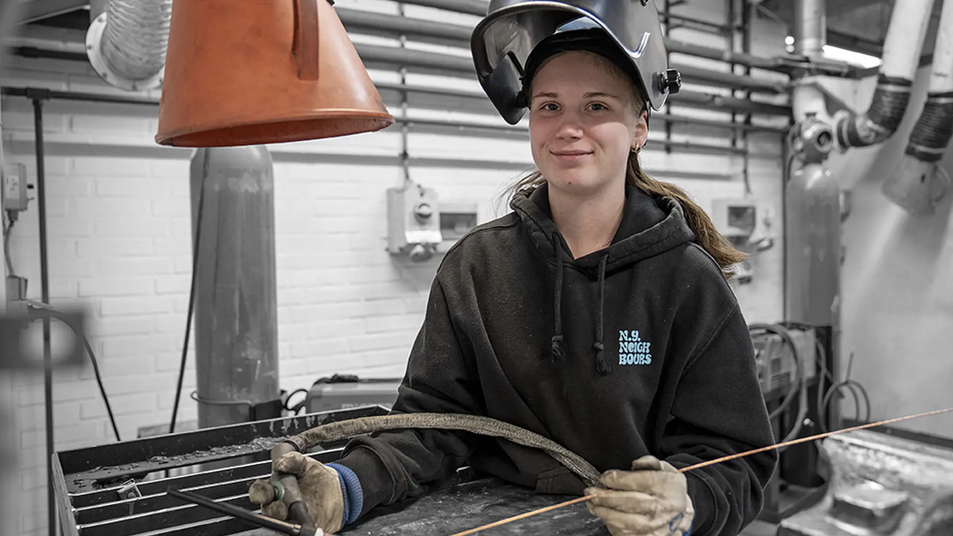Elev fra uddannelsen til smed arbejder med præcision og teknik når metallet skal svejses