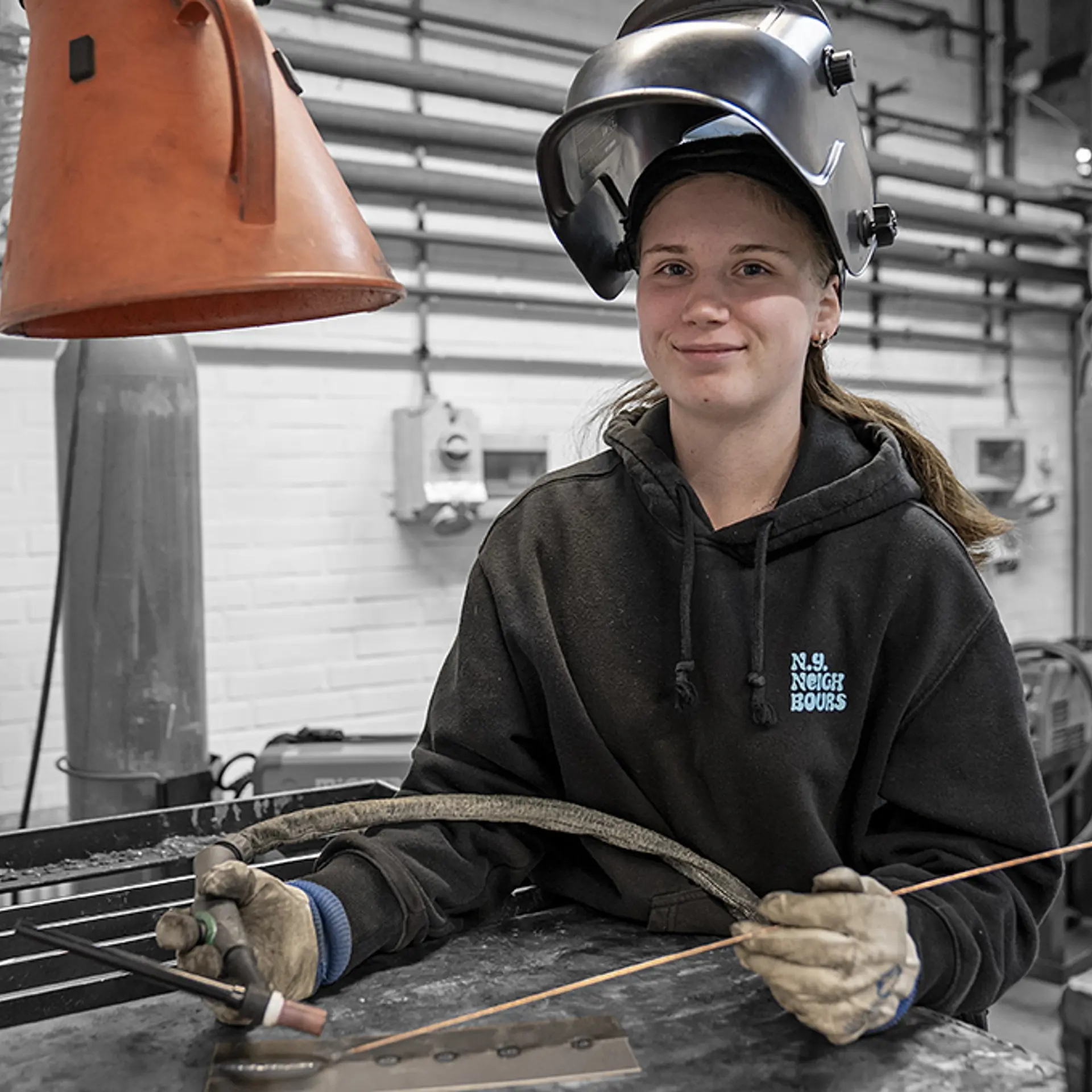 Elev fra uddannelsen til smed arbejder med præcision og teknik når metallet skal svejses