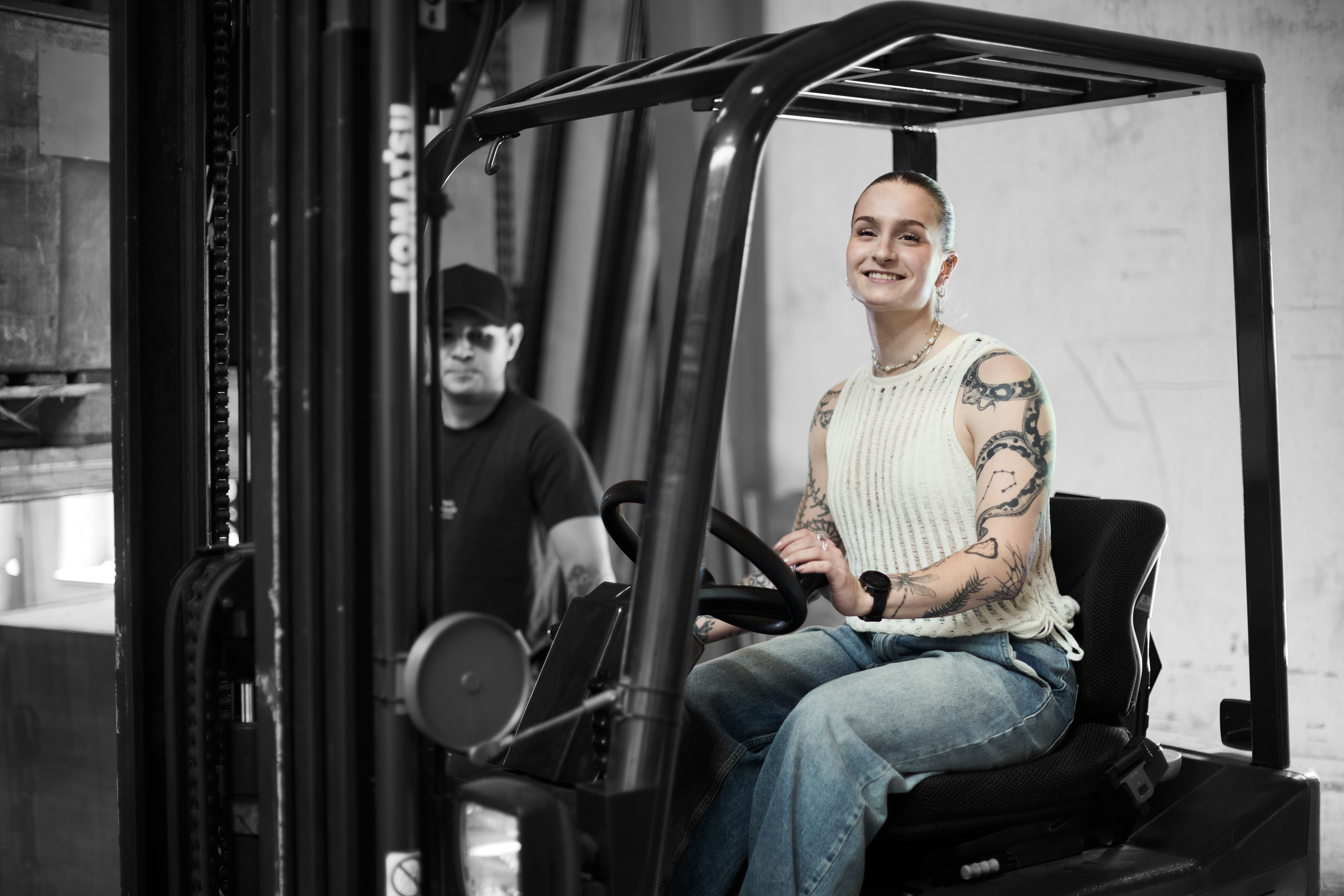 Lager og logistik-elev sidder i truck