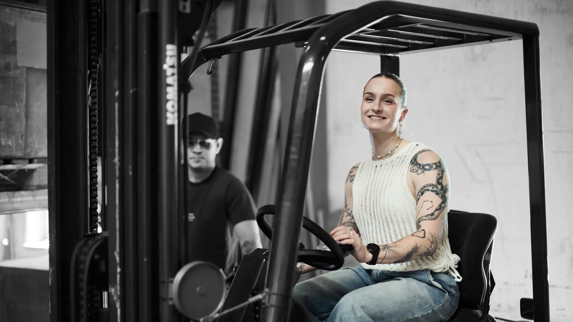 Lager og logistik-elev sidder i truck