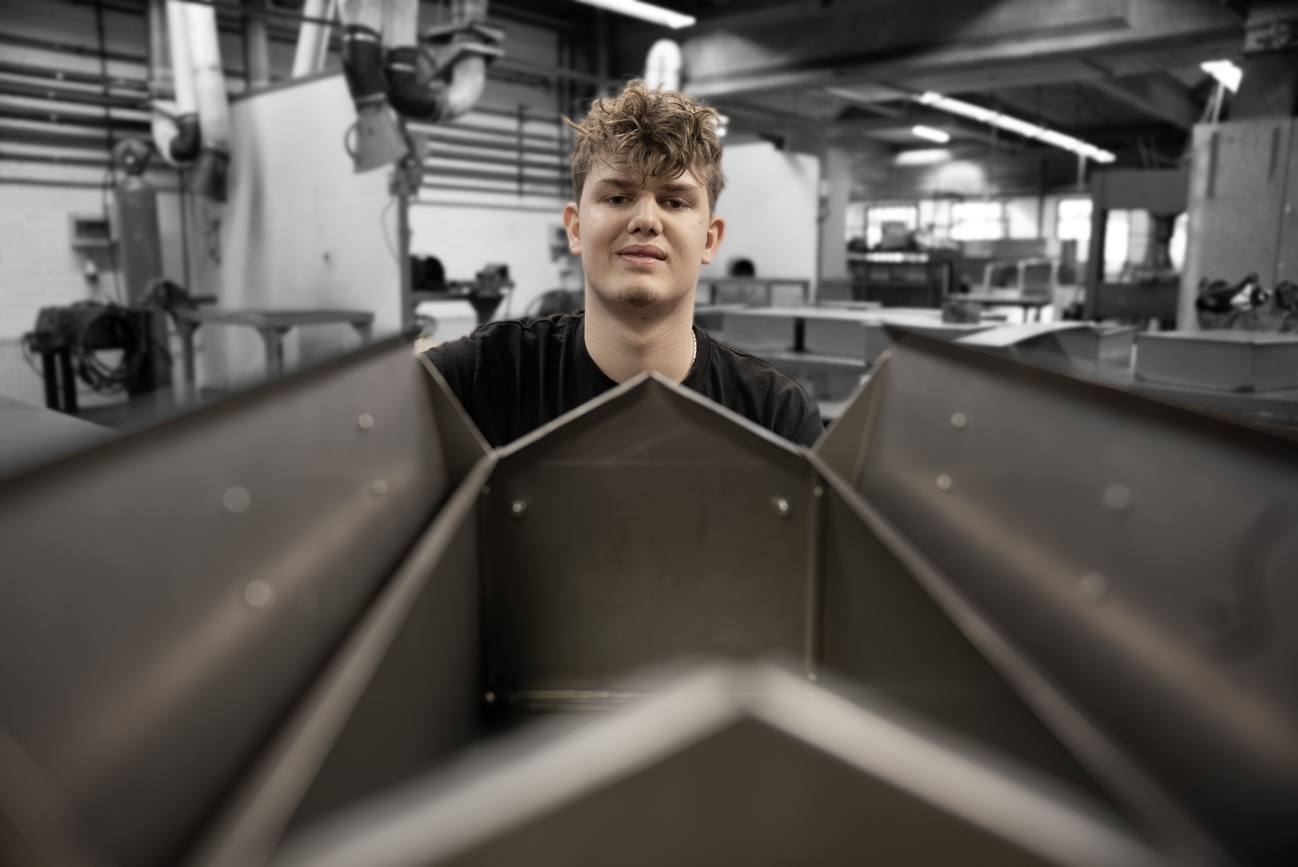 Smedeelev på værksted med værktøjskasse