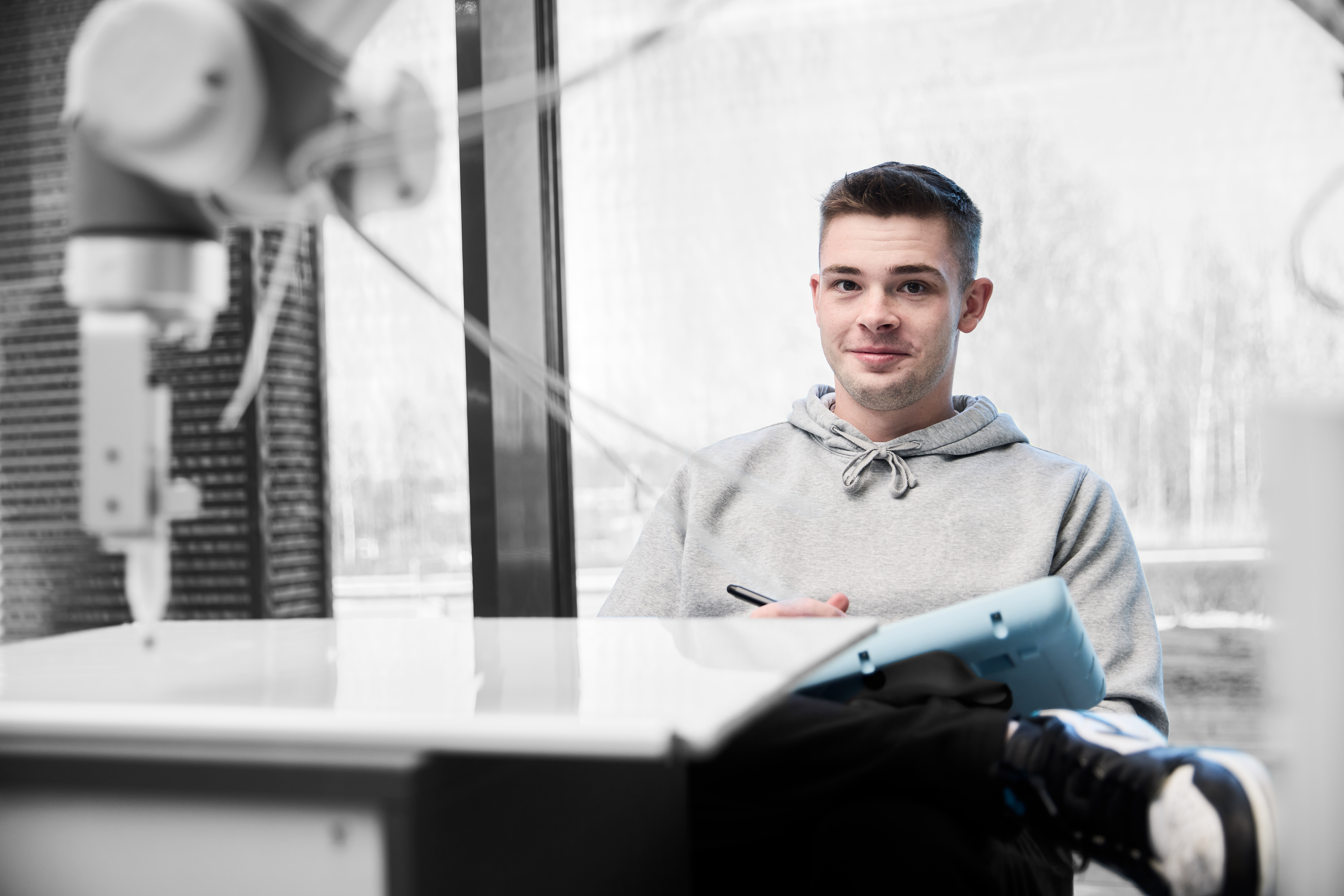 Automatiktekniker programmerer en robotarm