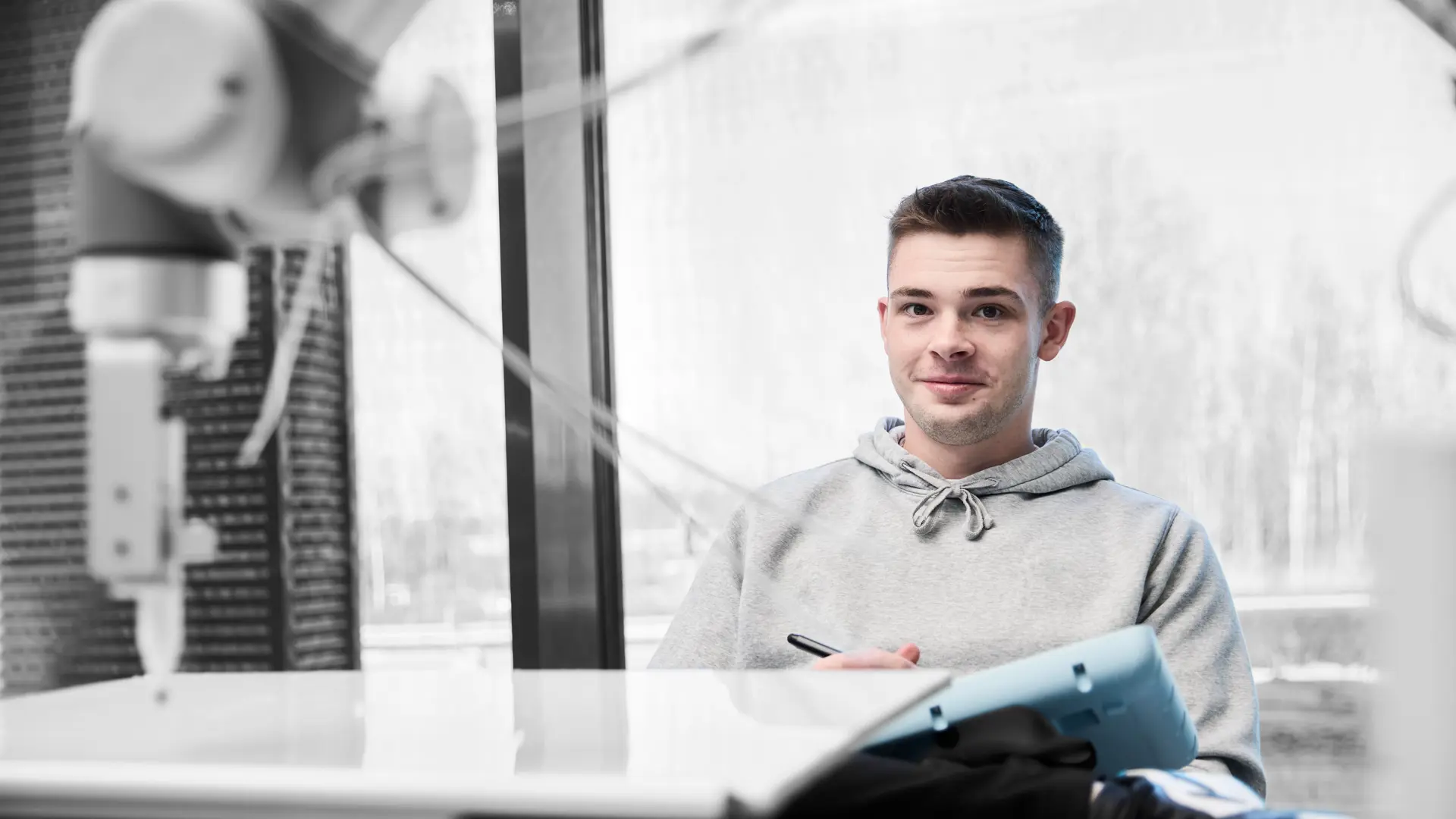 Automatiktekniker programmerer en robotarm