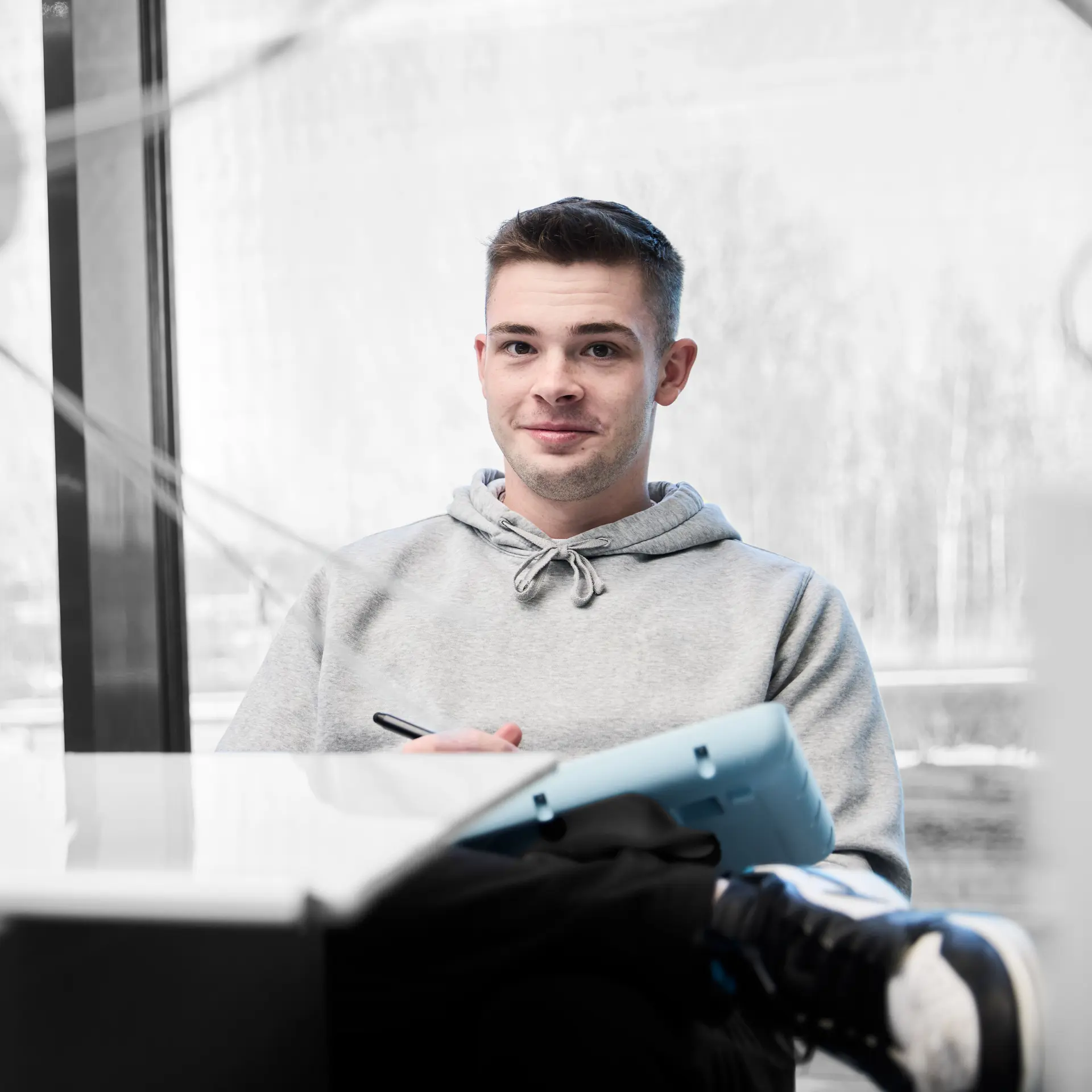 Automatiktekniker programmerer en robotarm