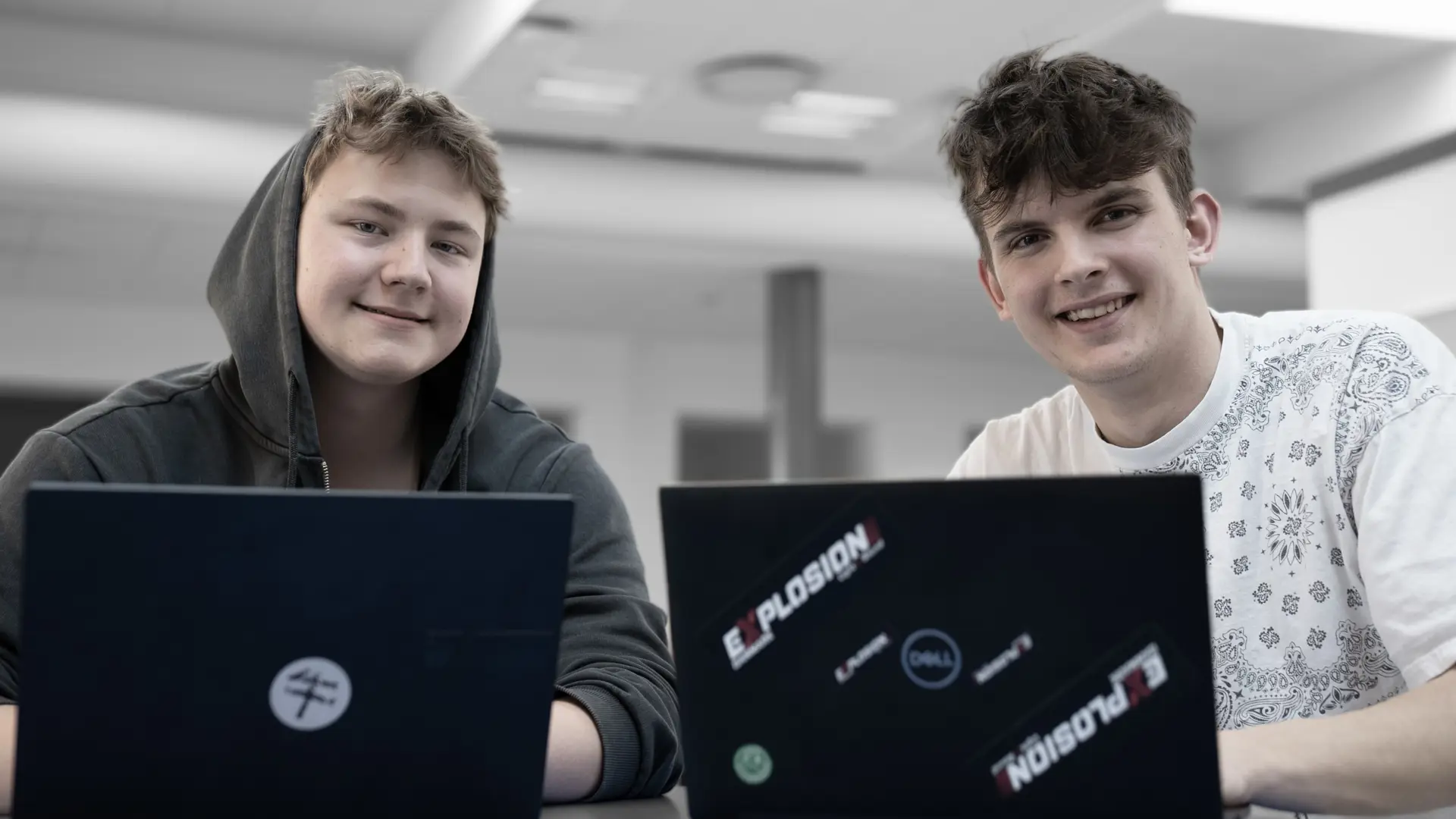 HTX-elever sidder med computere