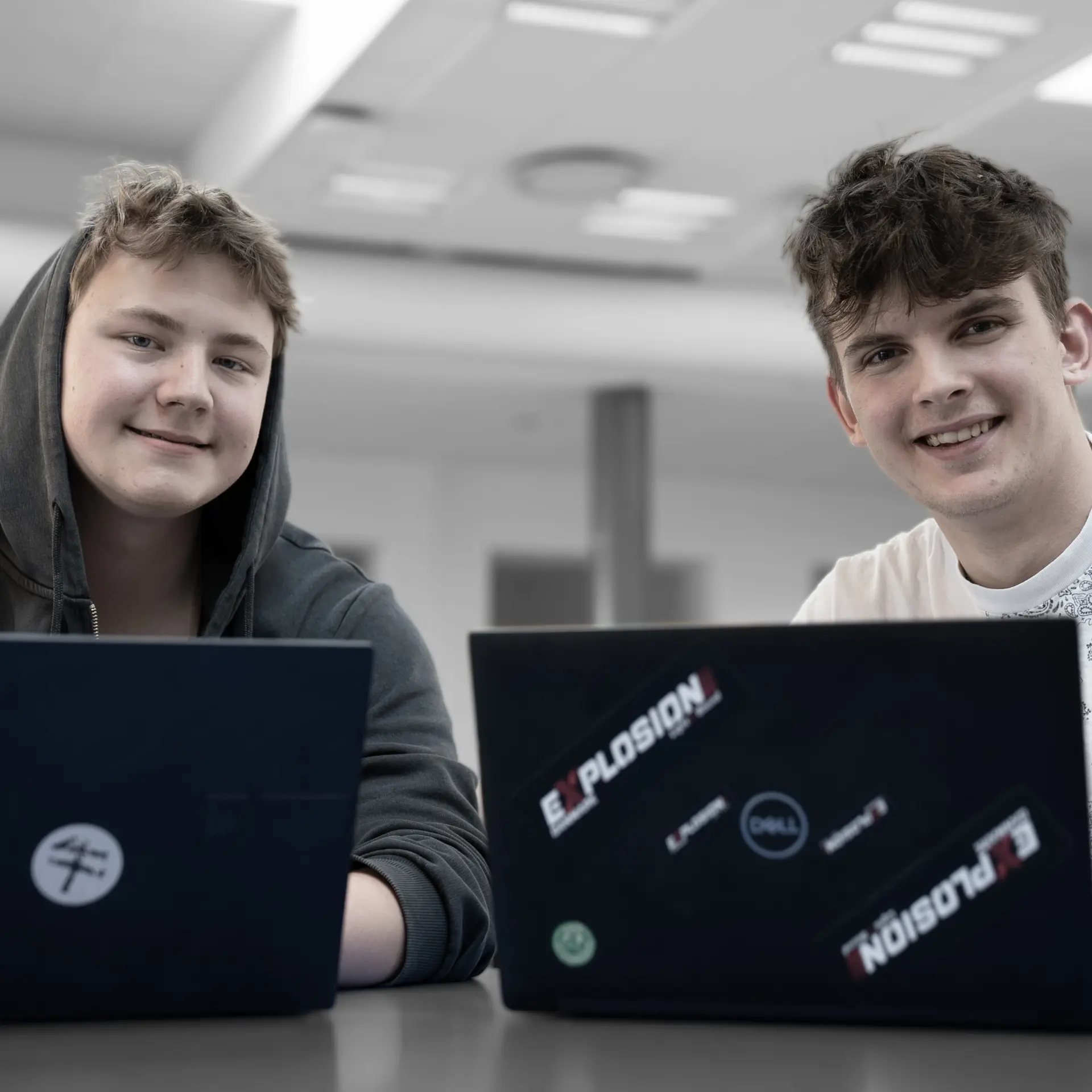 HTX-elever sidder med computere