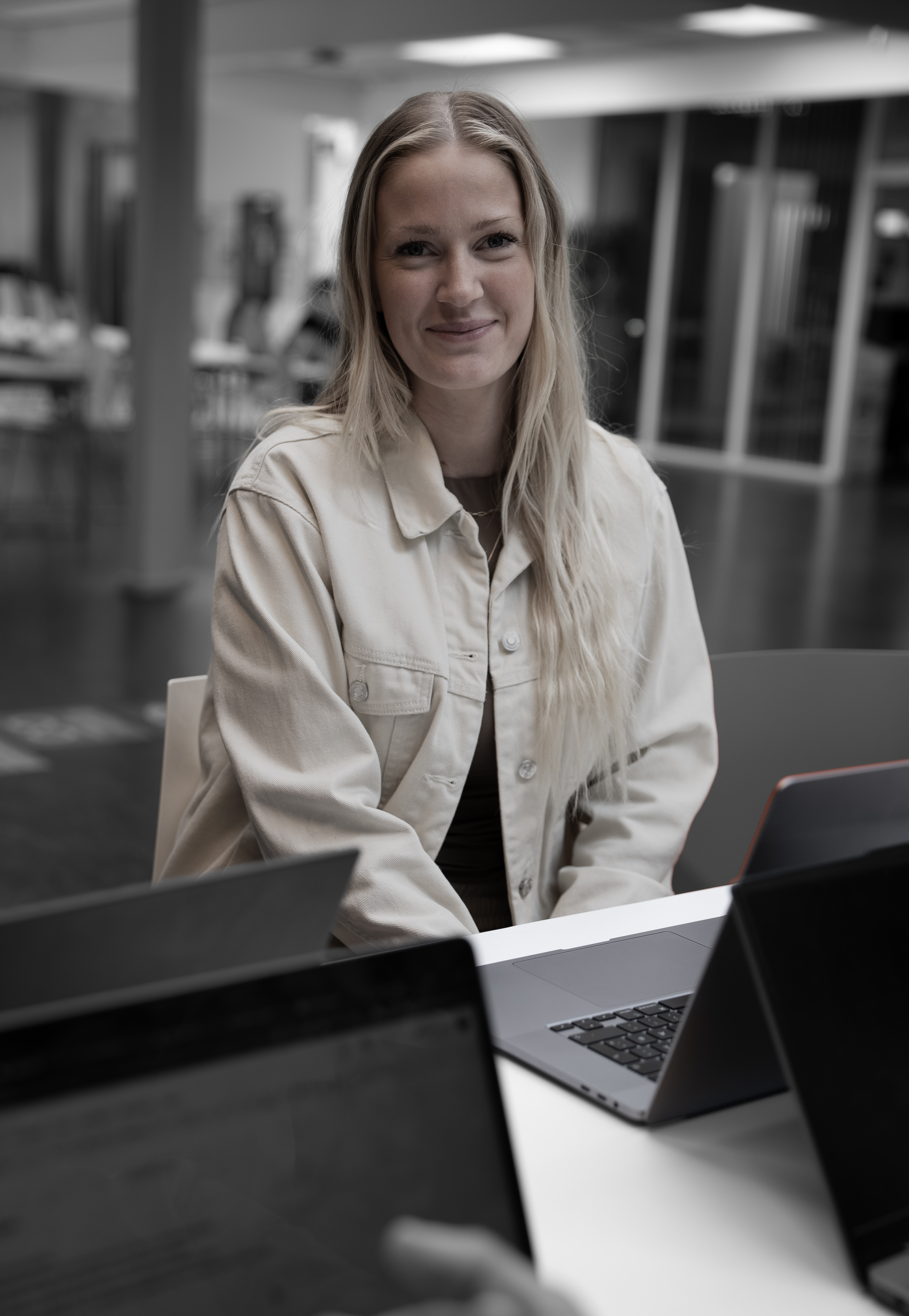 Handelselev i gruppearbejde smiler til kamera