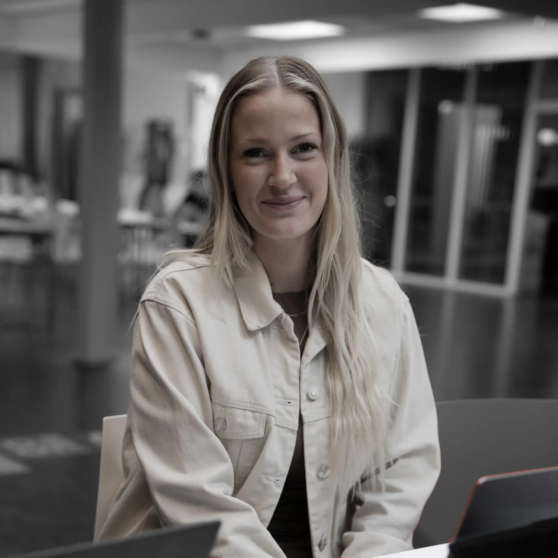 Handelselev i gruppearbejde smiler til kamera