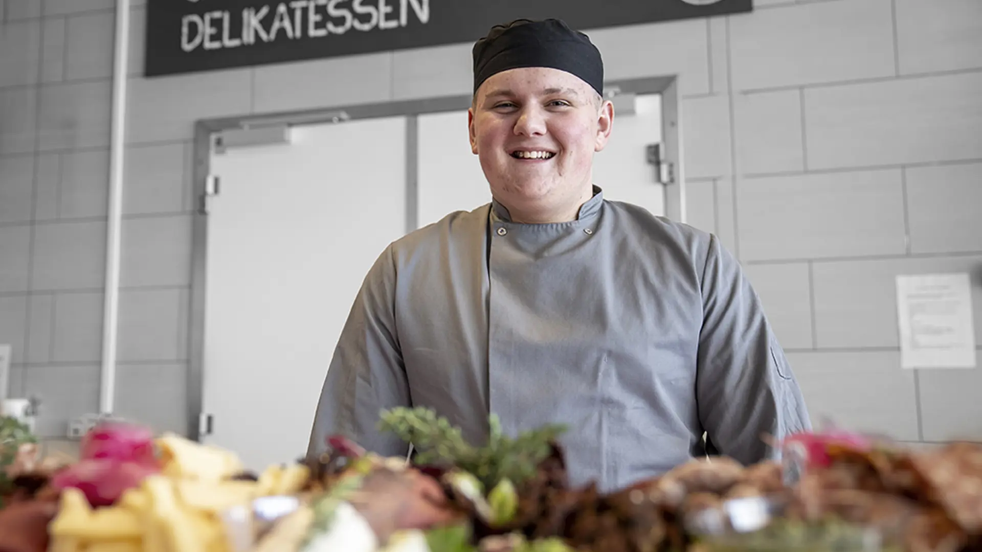 Elev på uddannelsen til Gourmetslagter står i delikatesse afdelingen