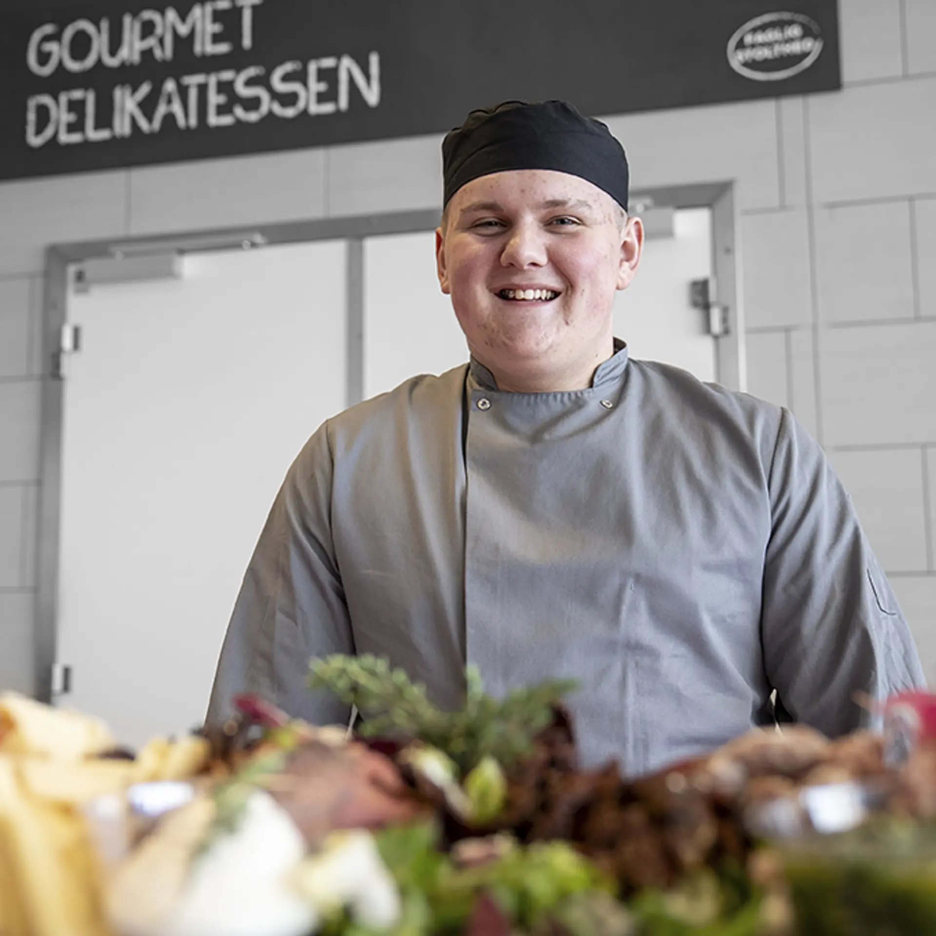Elev på uddannelsen til Gourmetslagter står i delikatesse afdelingen