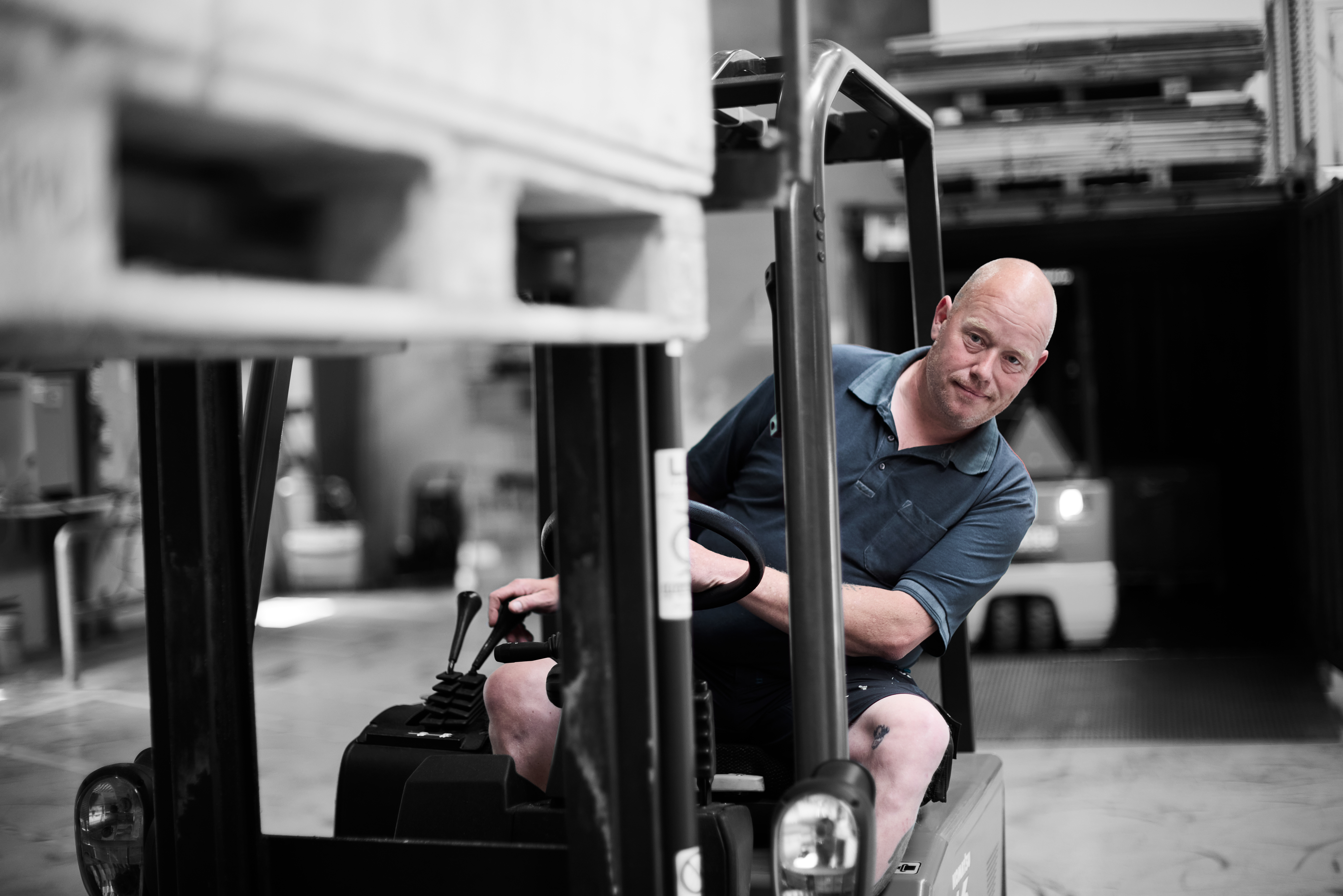 Lagerelev kører truck